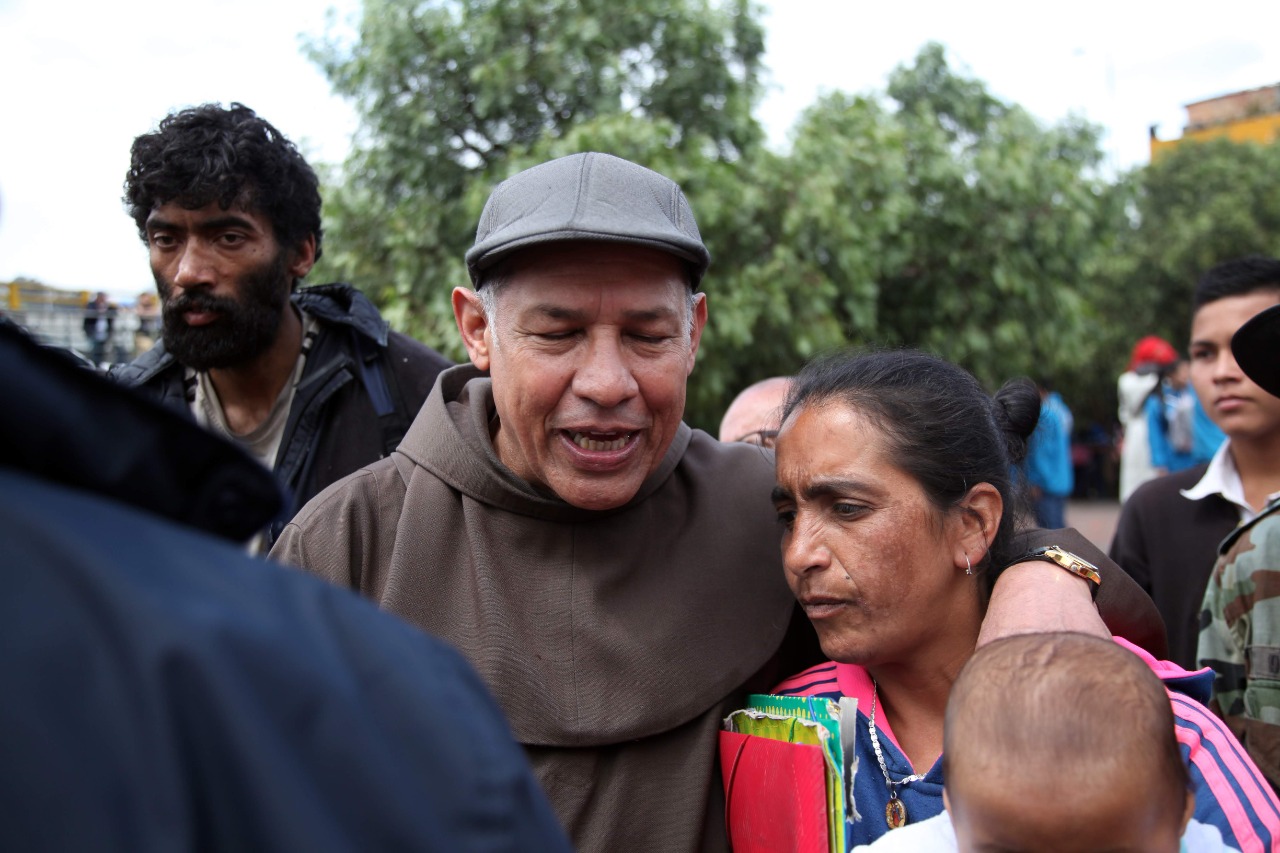 Con sentido homenaje, habitantes de calle despidieron al padre Fray “Ñero” en Bogotá