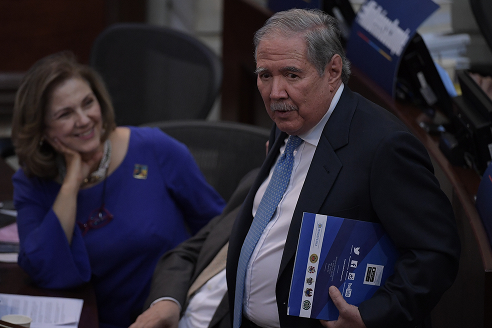 Por falta de quórum, se hundió moción de censura contra exministro Botero