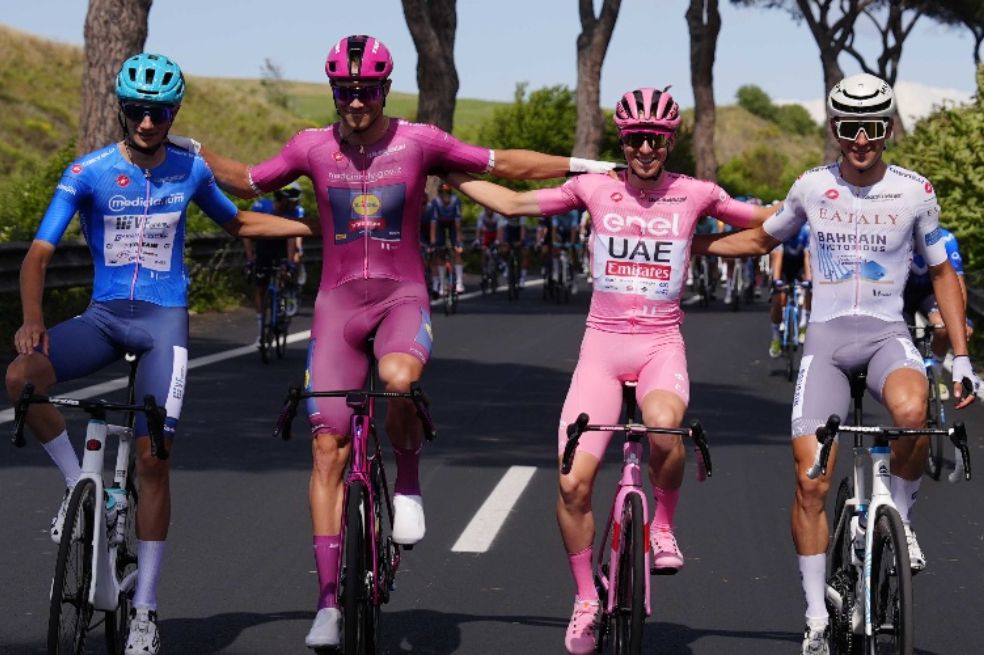 De izquierda a derecha: Giulio Pellizzari (azul, subcampeón de montaña), Jonathan Milan (maglia ciclamino -puntos-), Tadej Pogcar y Antonio Tiberi (blanco, mejor de los jóvenes).