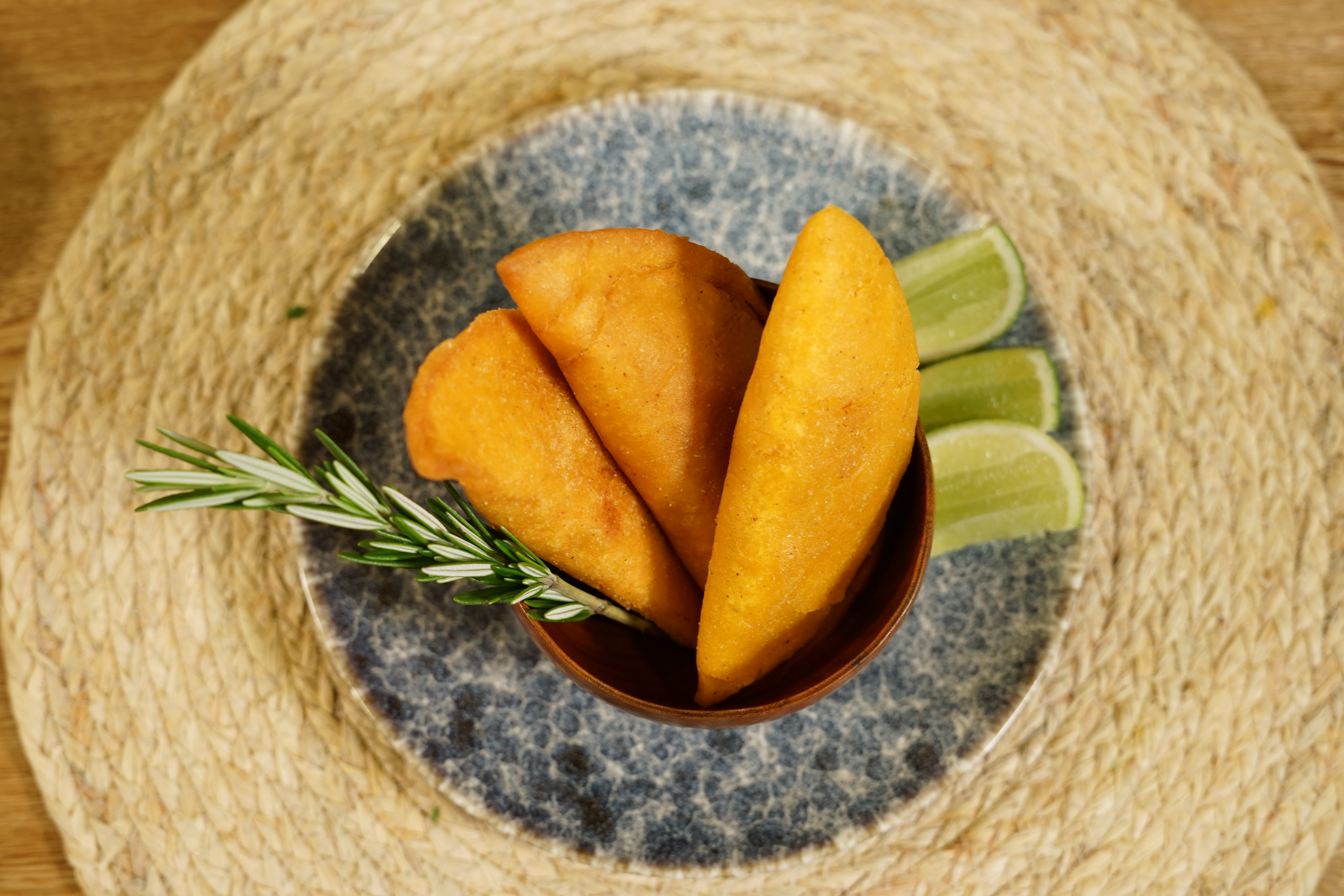 Empanada de camarón con chontaduro, una receta creativa con mucho sabor