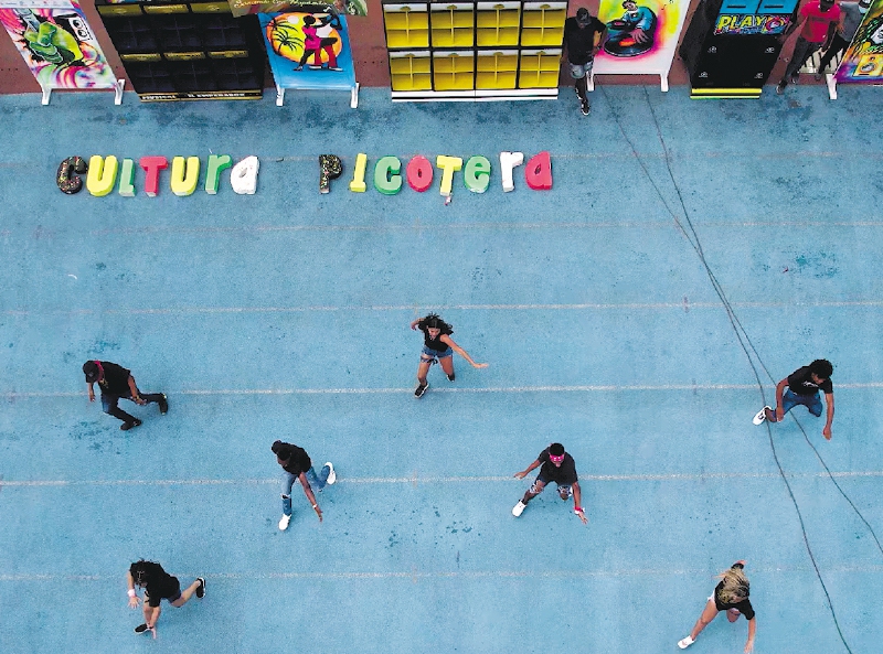 El picotódromo estuvo acompañado de la intervención artística de un grupo de danza de la región. 