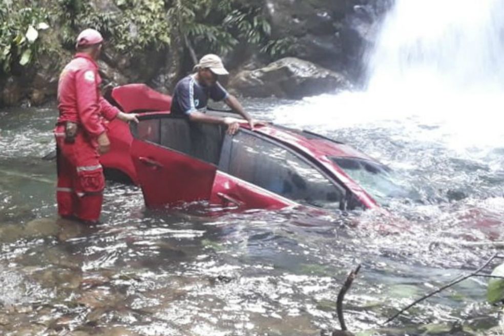 Seis heridos deja carro que cayó a un abismo en autopista Medellín-Bogotá