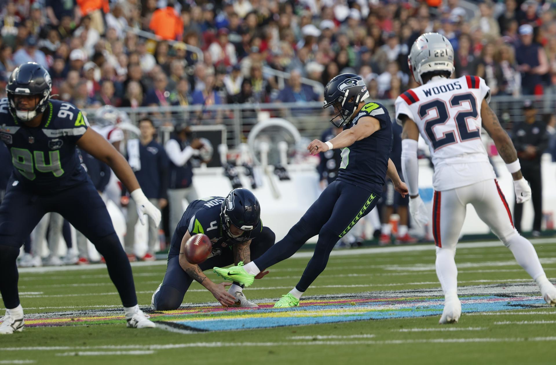 SANTA CLARA (United States), 08/02/2026.- Seattle Seahawks kicker Jason Myers (2-R) kicks a field goal during the first half of NFL Super Bowl LX game between the New England Patriots and the Seattle Seahawks at Levi’s Stadium in Santa Clara, California, USA, 08 February 2026. EFE/EPA/JOHN G. MABANGLO
