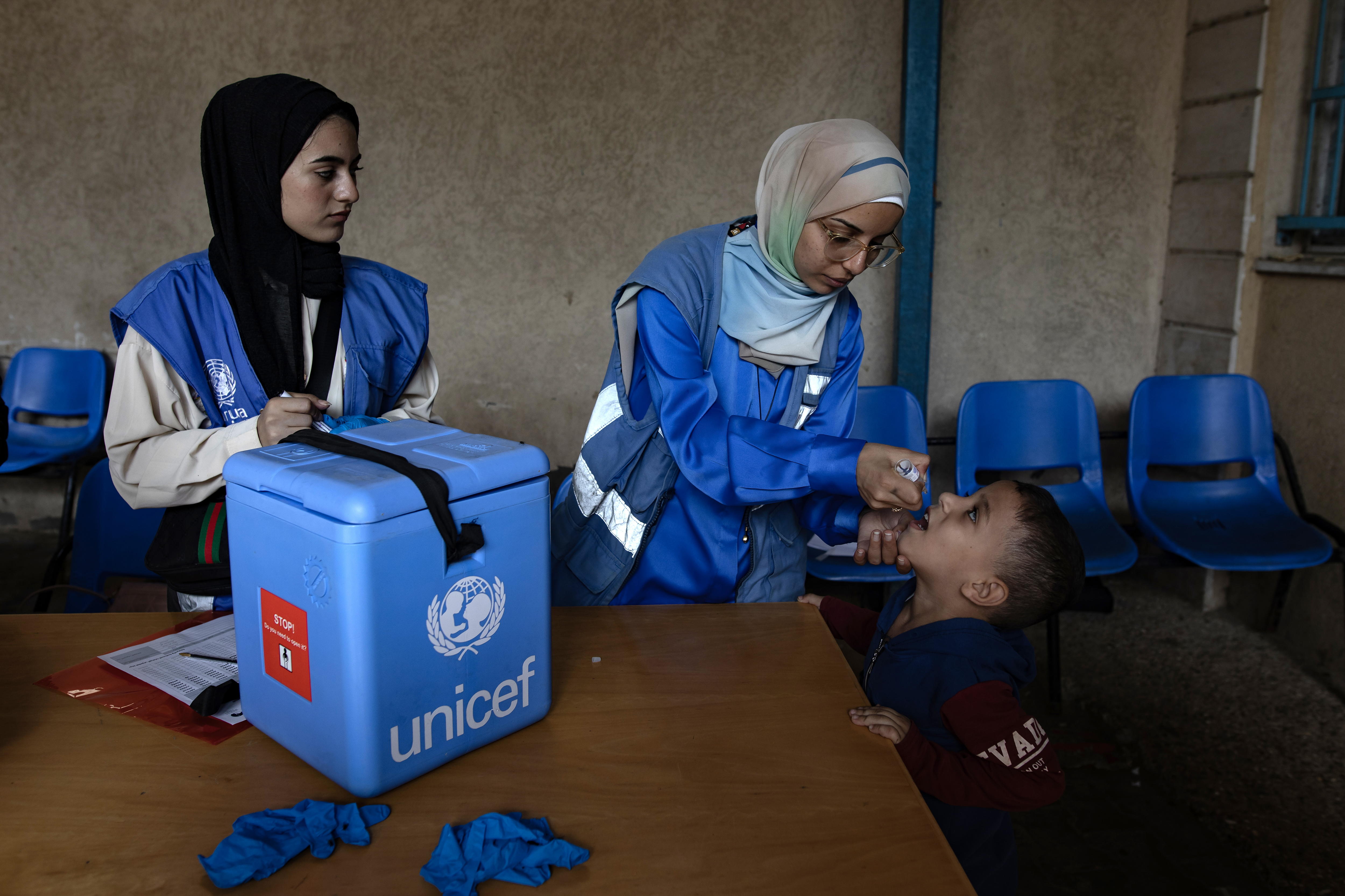 Gaza (-), 14/10/2024.- A Palestinian child receives polio vaccine drops during a vaccination campaign at UNRWA headquarters in Deir al-Balah, central Gaza Strip, 14 October 2024. According to the World Health Organization (WHO), the second round of an emergency polio vaccination campaign started on 14 October, aiming to vaccinate over 500,000 children under ten years of age with a second dose of the novel oral polio vaccine type 2 (nOPV2) vaccine. EFE/EPA/HAITHAM IMAD