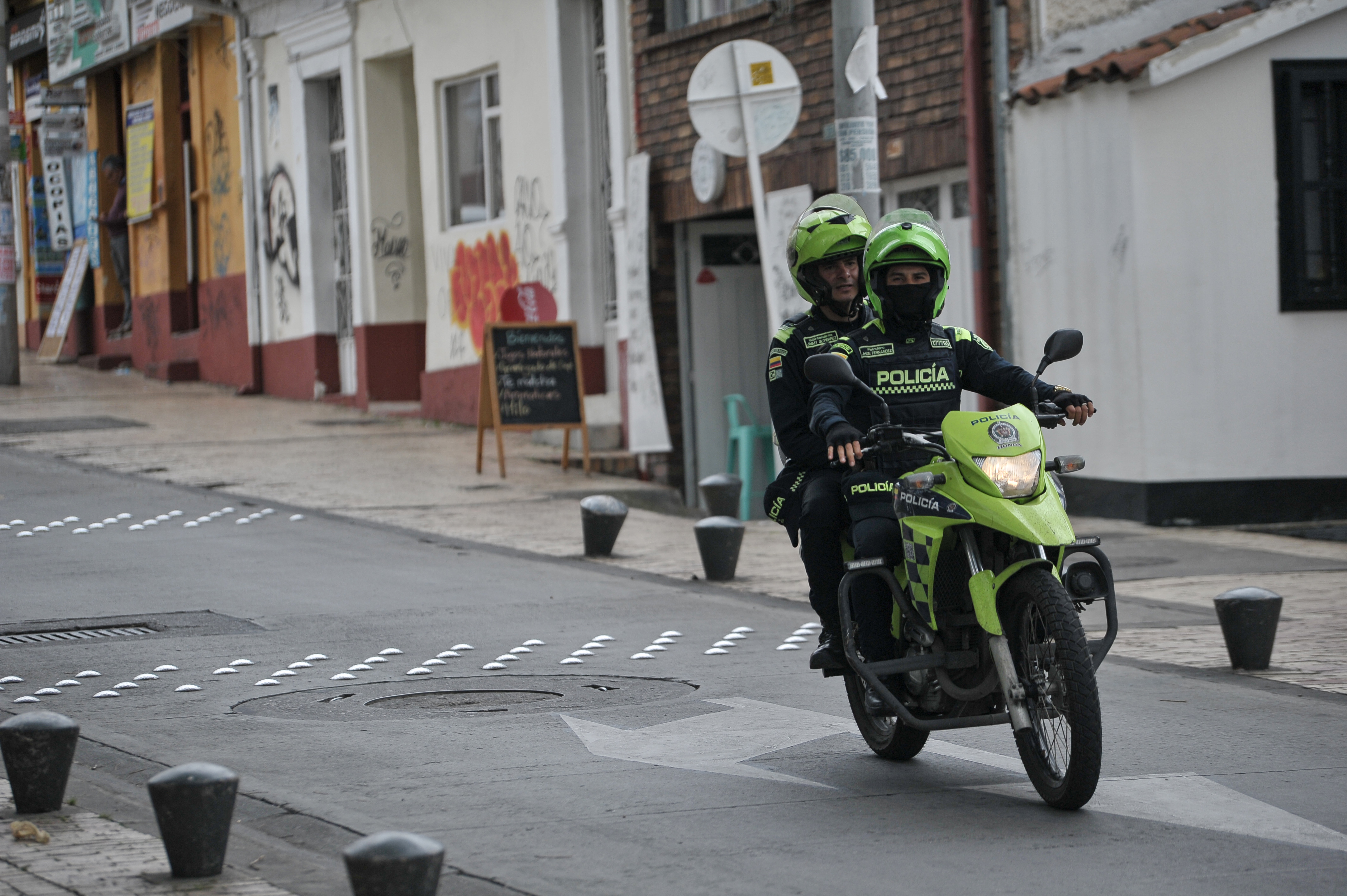 Policías patrullando por varias calles de Bogotá