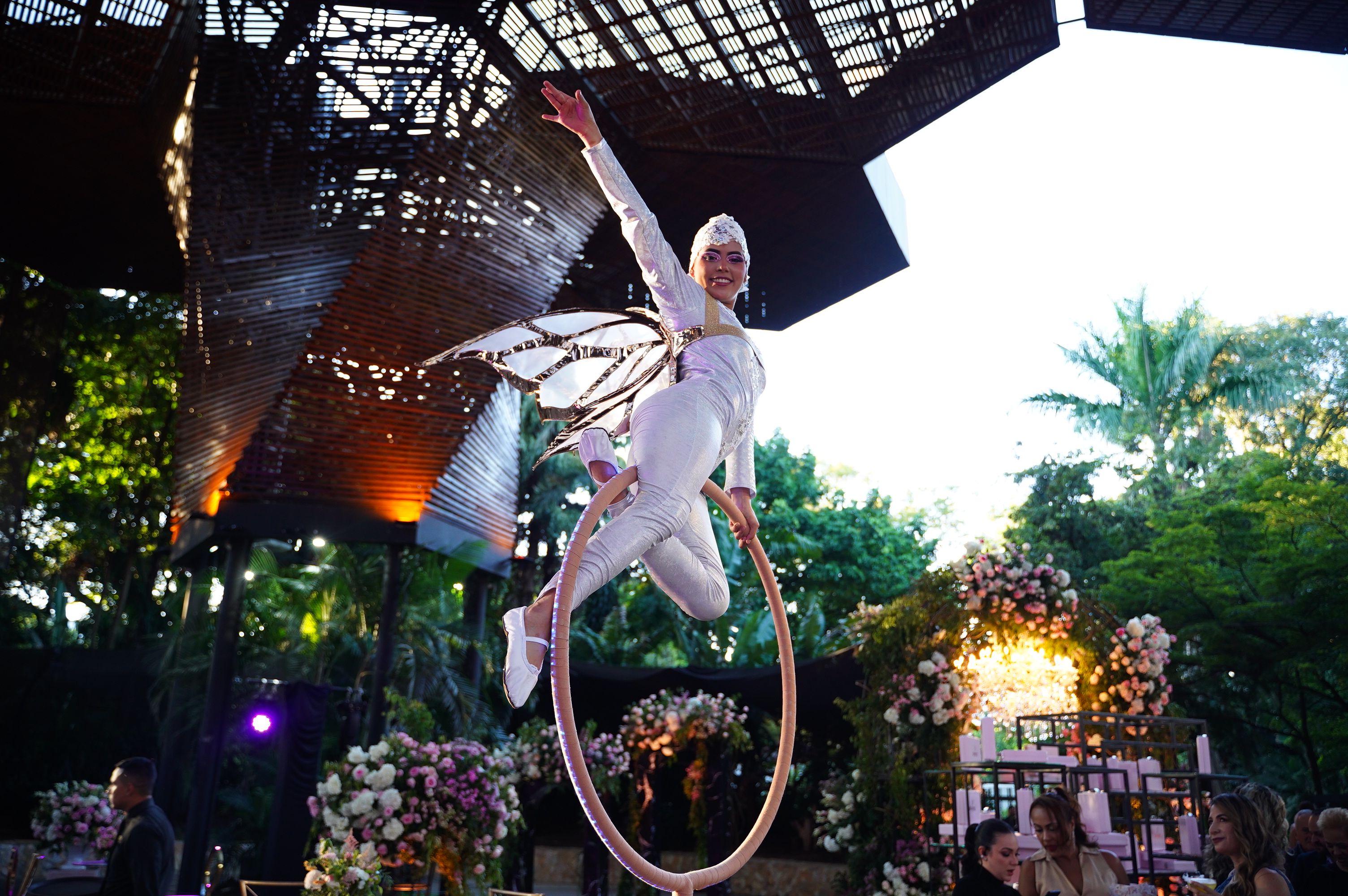 El lanzamiento de Anyeluz Makeup se llevó a cabo en el Jardín Botánico de Medellín.