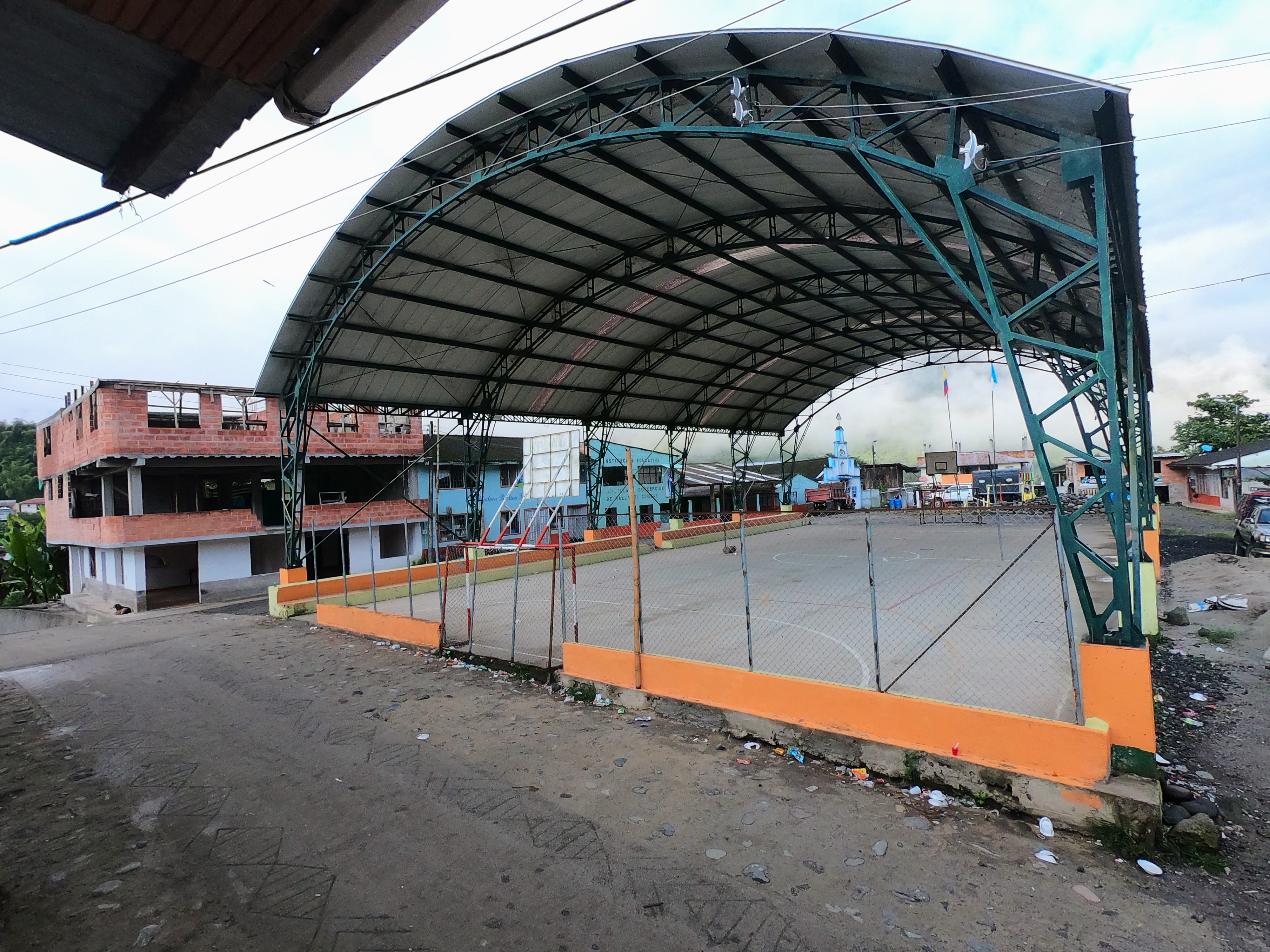 La construcción de la única placa huella de la vereda, de 200 mts, se logró gracias al trabajo comunitario. Esta acción fue el resultado de la implementación de la que se considera la primera ruta de reincorporación con enfoque étnico en el país, firmada por este resguardo en septiembre del 2020.