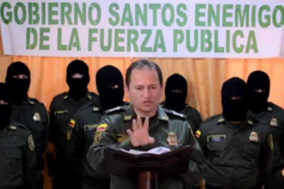 En cinco videos, policías encapuchados arremeten contra Santos y la Fuerza Pública