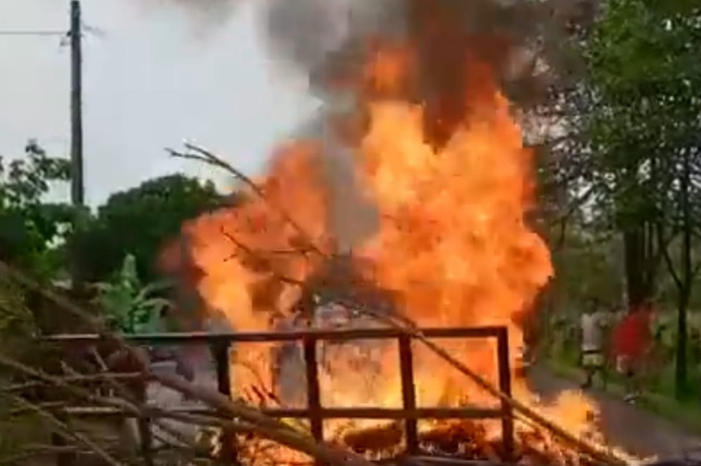 Habitantes bloquearon vía Turbo-Necoclí para evitar desalojo de 142 familias