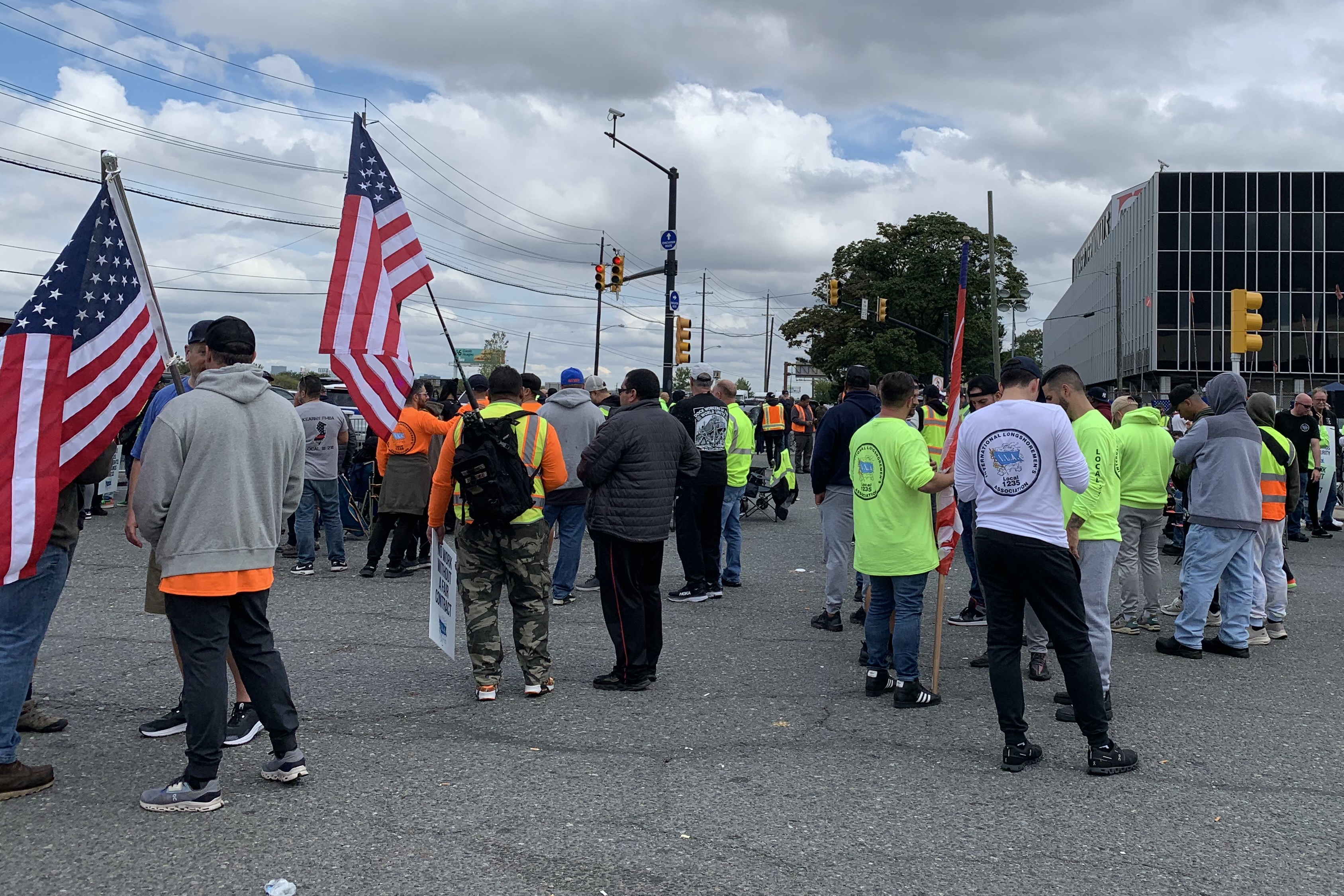 AME3953. NUEVA JERSEY (ESTADOS UNIDOS), 01/10/2024.- Estibadores protestan este martes en un muelle de Port Elizabeth, en Nueva Jersey (Estados Unidos). Decenas de miles de estibadores en 14 grandes puertos del este de Estados Unidos y en el Golfo de México comenzaron esta madrugada una huelga ante la falta de acuerdo entre el sindicato International Longshoremen’s Association (ILA) y la patronal USMX (US Maritime Alliance). EFE/ Alicia Sánchez