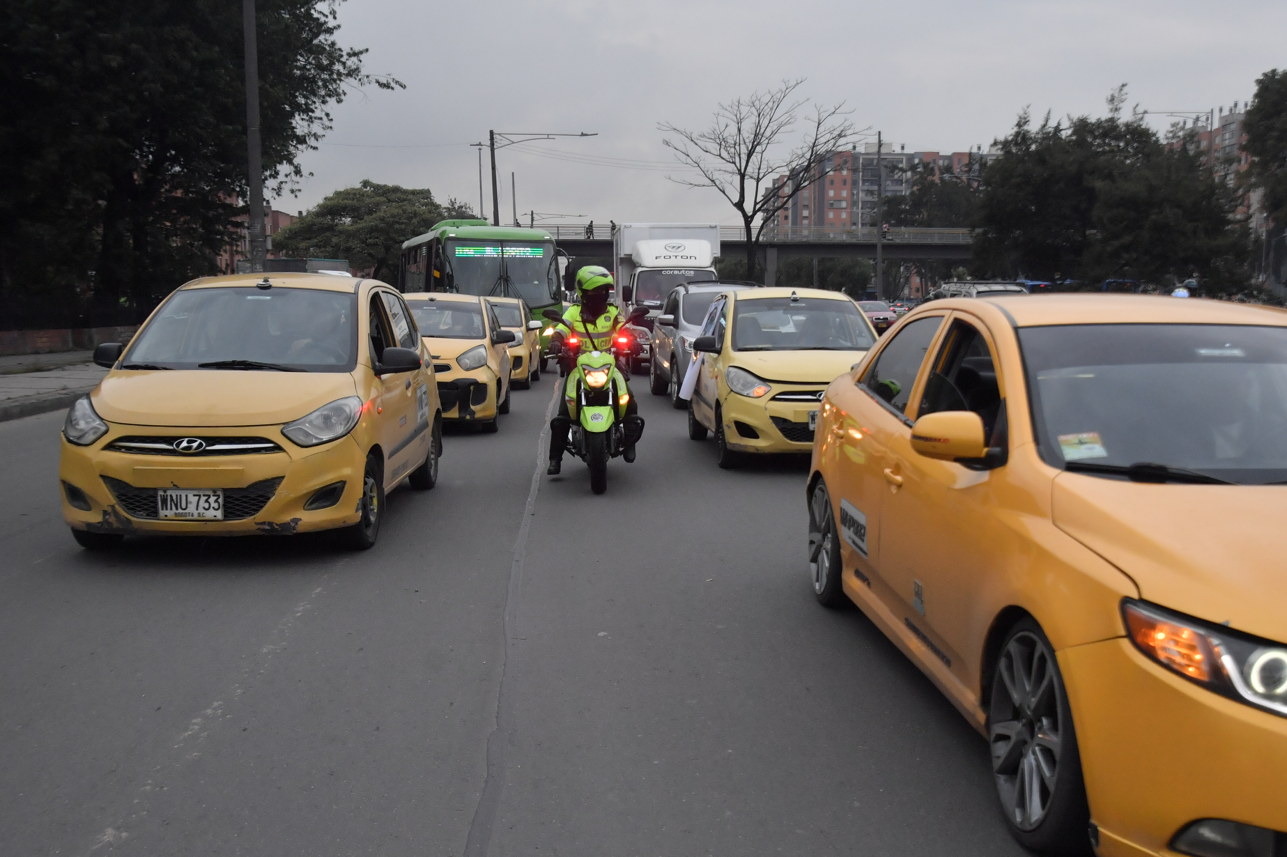 Plan tortuga de taxistas en la  Av. Boyacá con Esperanza, en Bogotá.