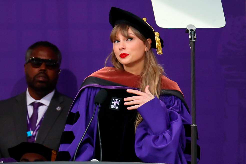 Taylor Swift sigue sumando triunfos, recibe doctorado honorario