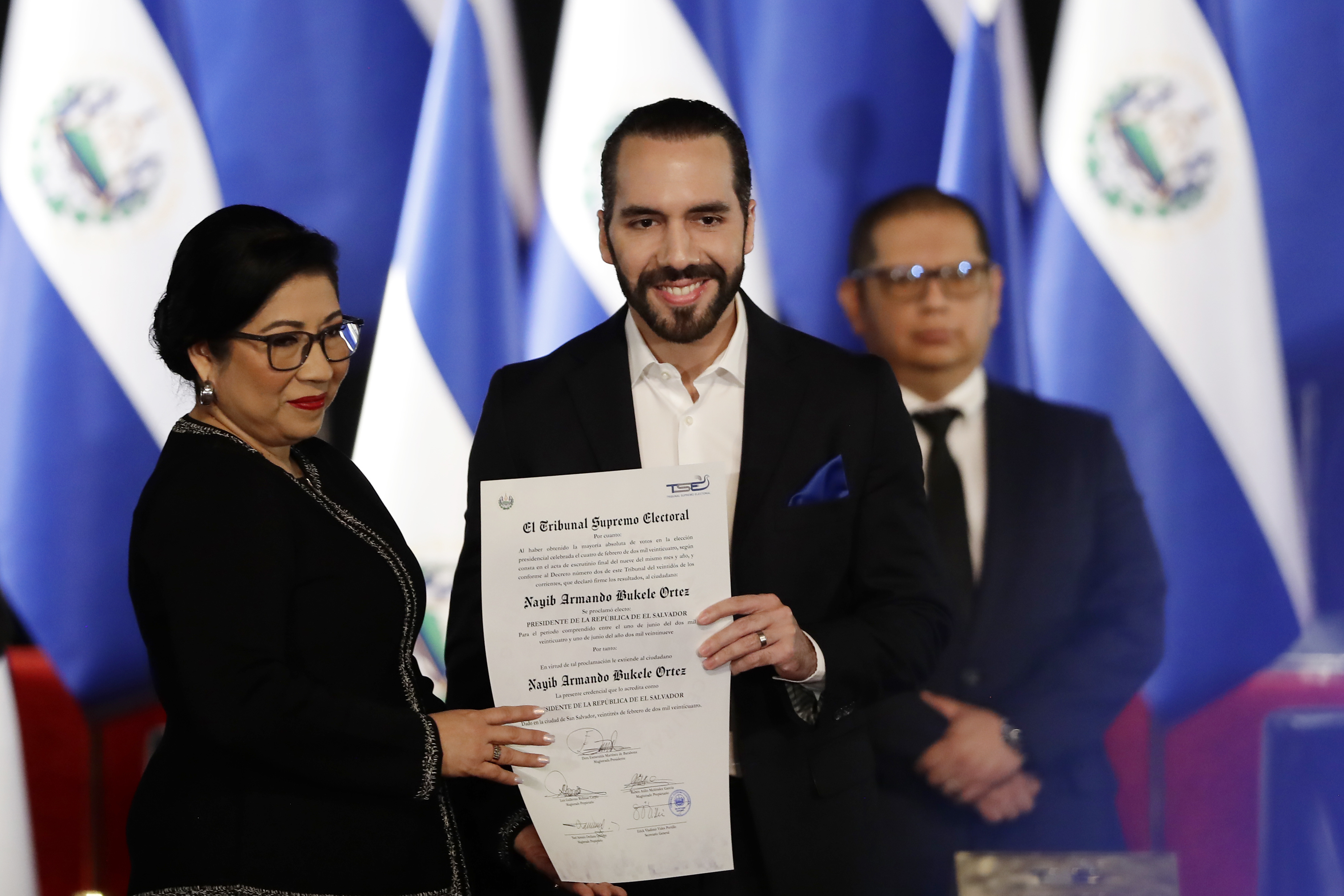 Nayib Bukele recibe la credencial de presidente electo de El Salvador
