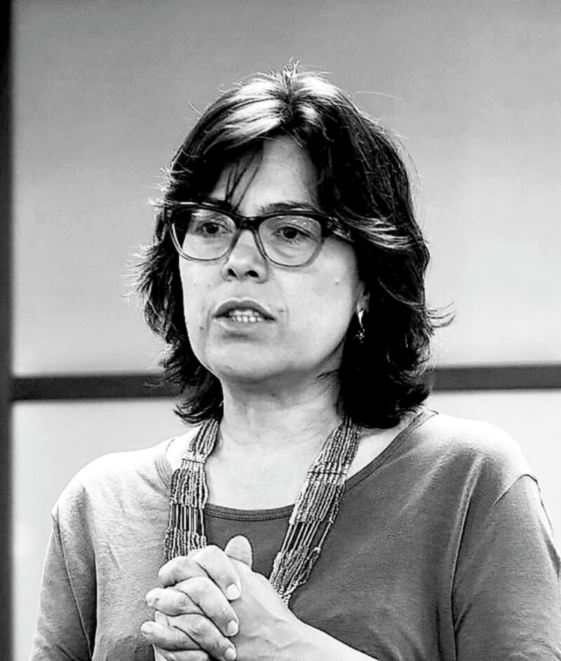 Nació en Urrao el 14 de marzo de 1966 y estudió comunicación social/ periodismo en la Universidad de Antioquia. 