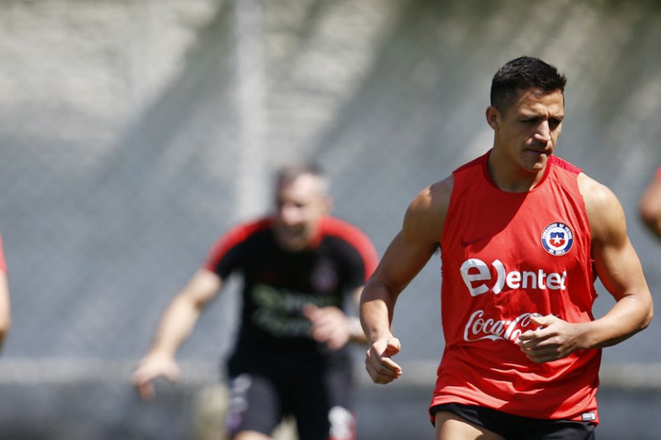 Alexis Sánchez se quedará en Santiago para recuperarse y poder enfrentar a Uruguay. Foto: EFE