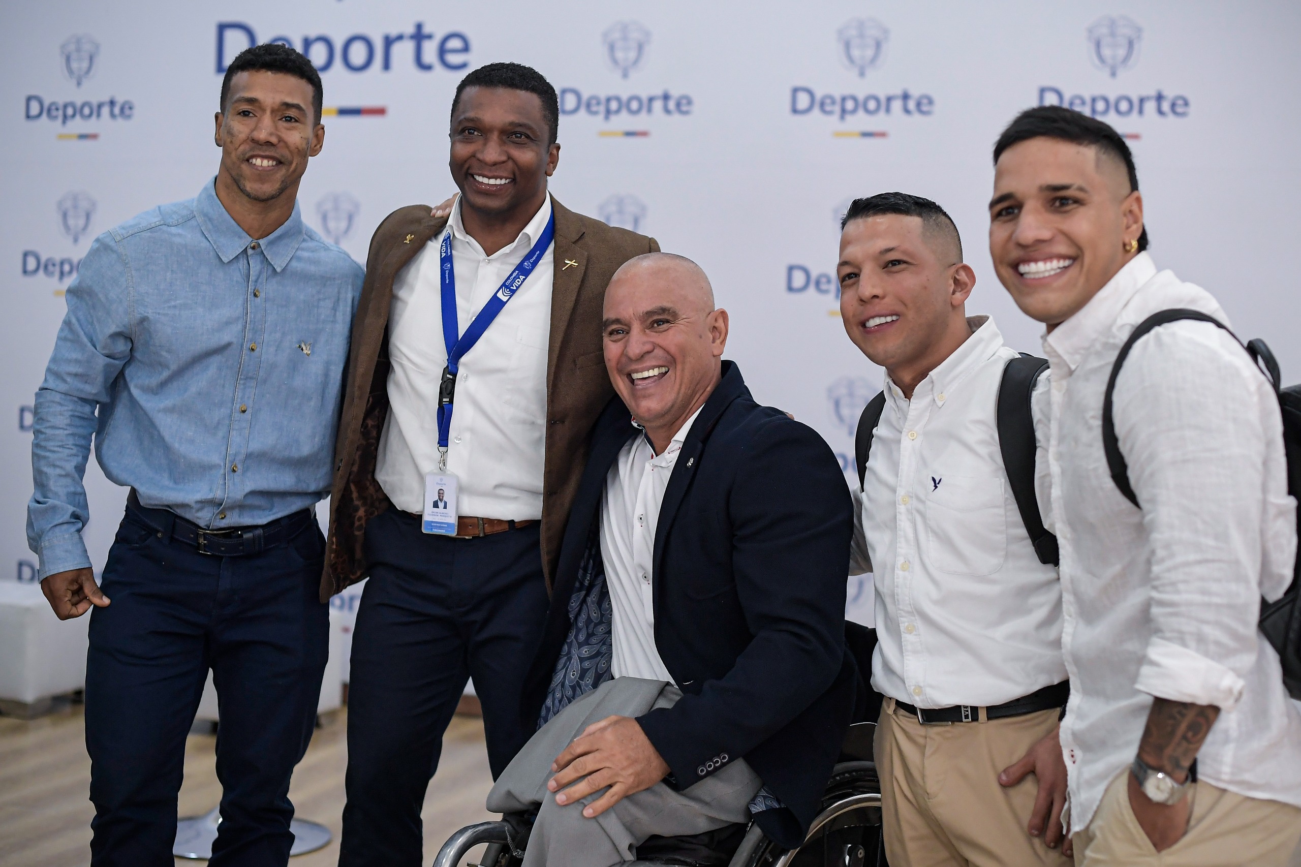 El expesista Óscar Figueroa (segundo de izquierda a derecha), en compañía de Mosiés Fuentes, Nelson Crispín y Carlos Daniel Serrano, exponentes de la paranatación colombiana.