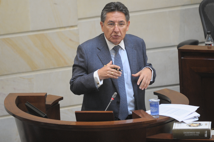 Crece escándalo por dineros para la paz