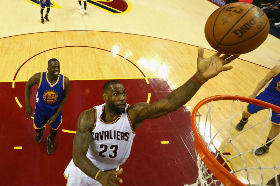 LeBron James terminó con 32 puntos, 11 rebotes y seis asistencias. Foto: AFP