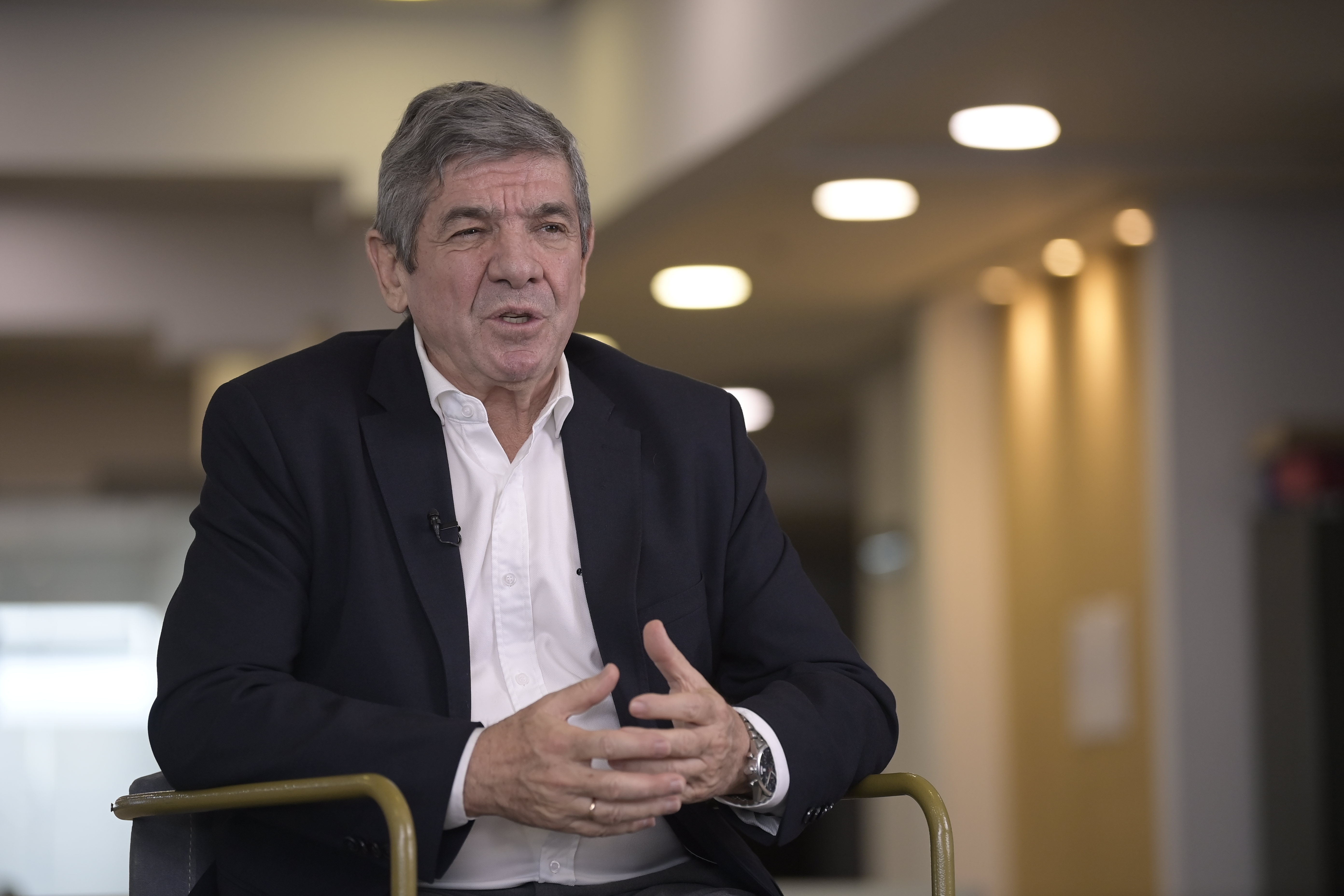 General retirado del Ejército Nacional de Colombia, actualmente es candidato presidencial 2026 por el Partido Ecologista Colombiano (PEC)