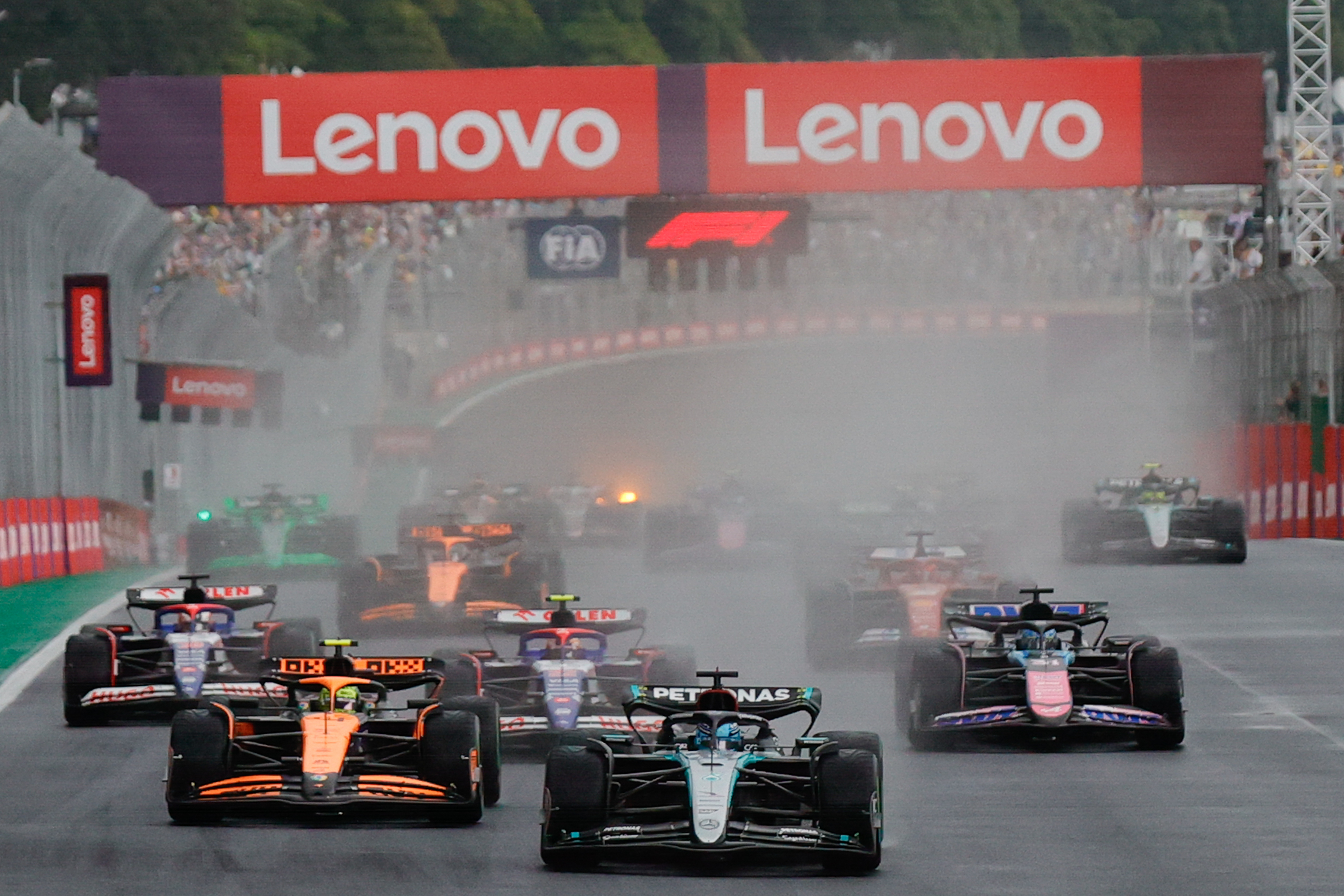 AMDEP9566. SAO PAULO (BRASIL), 03/11/2024.- El británico George Russell (c) de Mercedes lidera el grupo de corredores en la salida en el Gran Premio de Sao Paulo de la Fórmula Uno este domingo, en el circuito de Interlagos en Sao Paulo (Brasil). EFE/ Andre Coelho