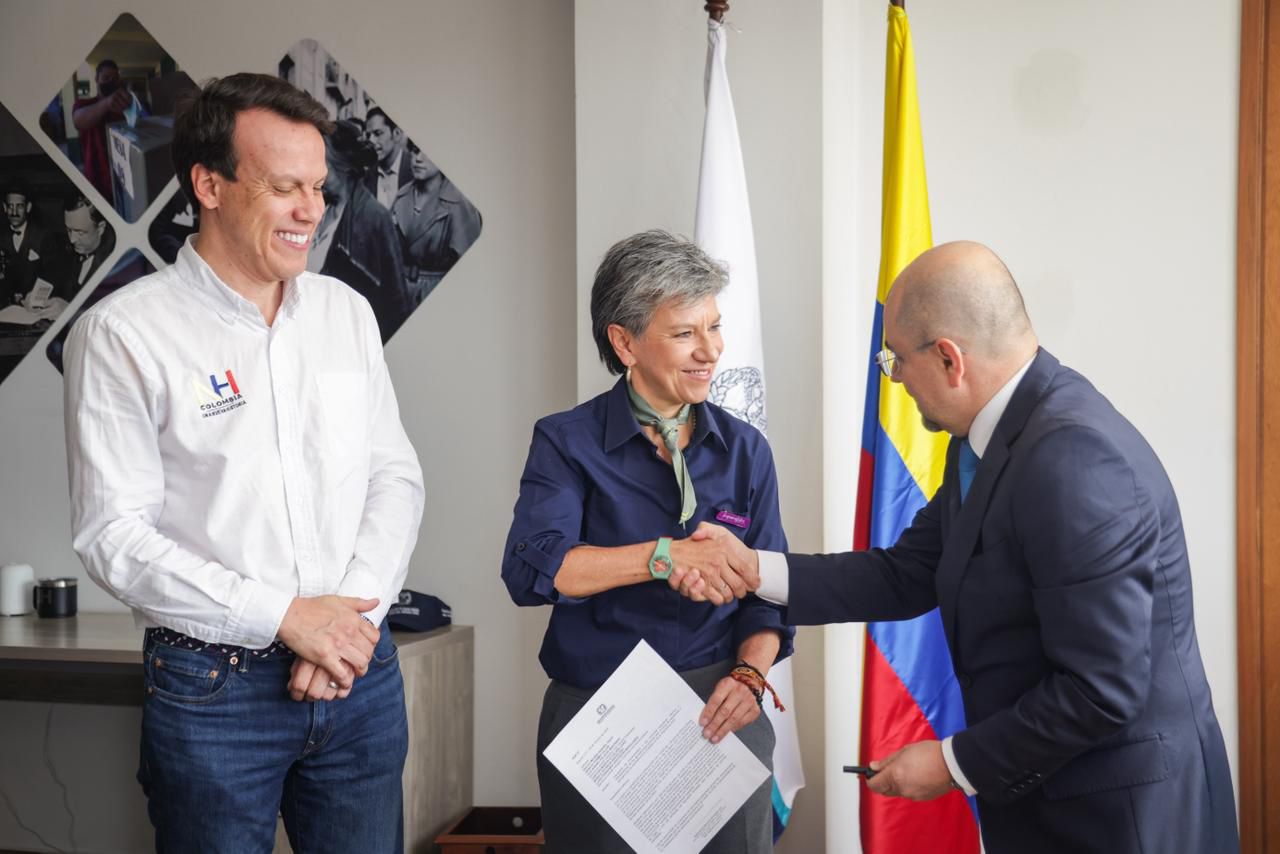 Precandidatos Claudia López y Leonardo Huerta inscribiendo la consulta del centro.