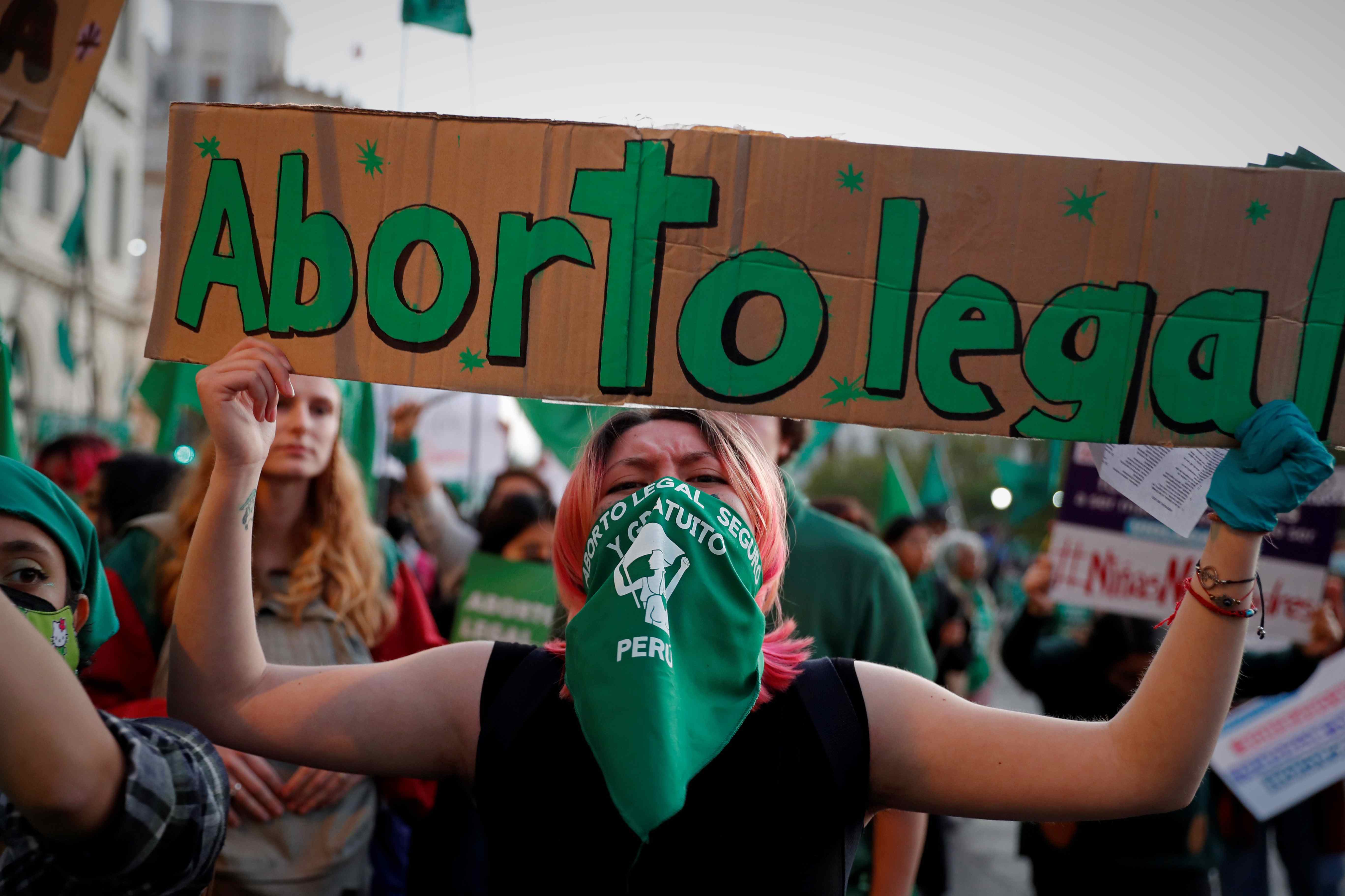 -FOTODELDÍA- AME741. LIMA (PERÚ), 28/09/2022.- Cientos de personas pertenecientes a organizaciones civiles y feministas se manifiestan para exigir el acceso al aborto legal y seguro en el país andino, hoy en Lima (Perú). EFE/Paolo Aguilar