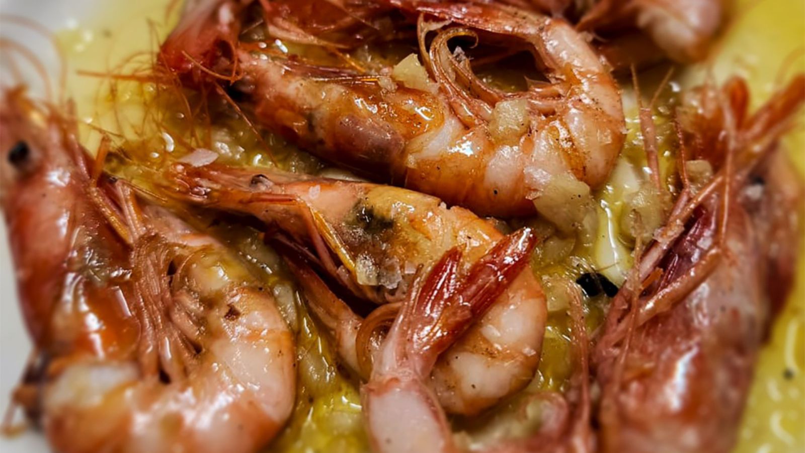Pocas veces en nuestro país encontramos y disfrutamos las gambas con cabeza, y ciertamente es una verdadera delicadeza culinaria.