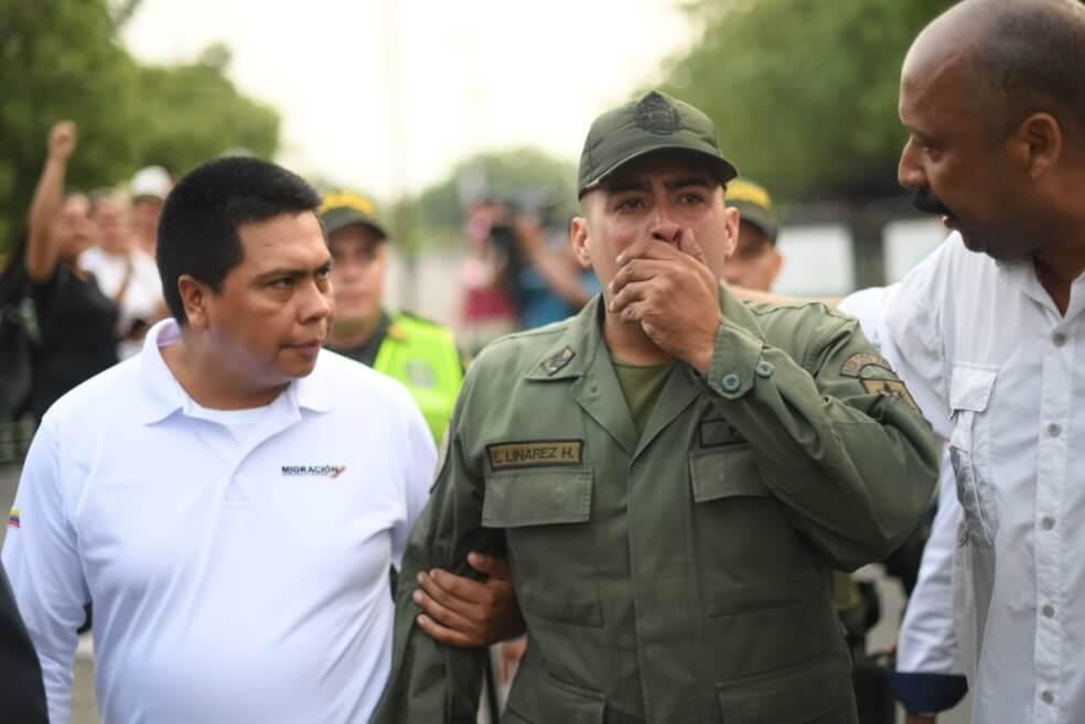 En imágenes: Así se entregaron guardias venezolanos en la frontera
