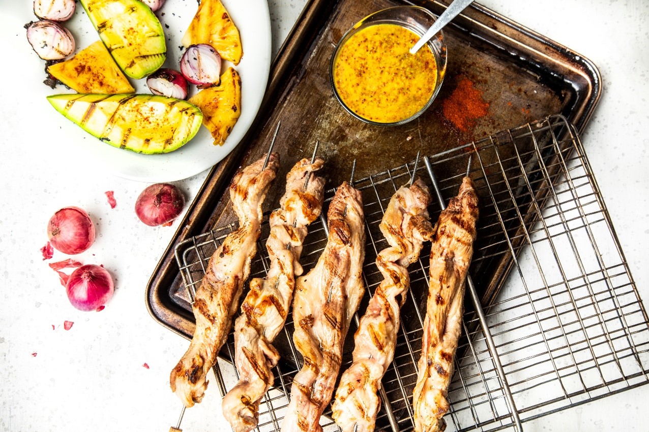Haga ricos pinchos de bondiola de cerdo a la parrilla con miel mostaza y orégano
