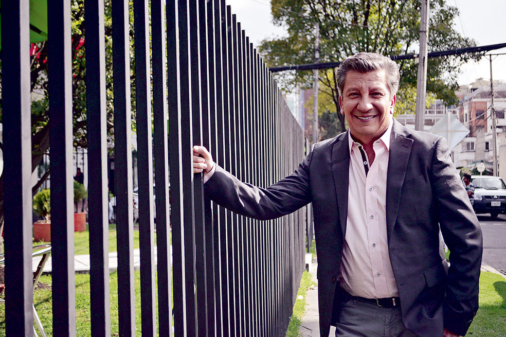 Hernán Orjuela Buenaventura tiene más de tres décadas en la televisión colombiana y desde el 15 de abril dará a conocer las ideas más originales de emprendimiento. / Pamela Aristizábal – El Espectador