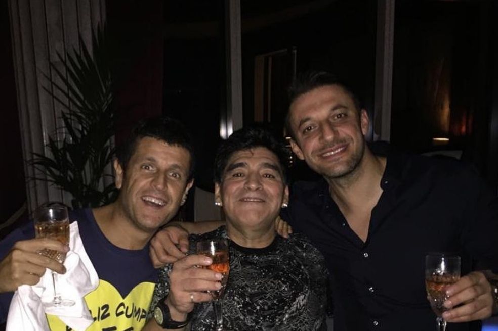 Maradona en Dubái con sus amigos. A la izquierda Stefano Ceci y a la derecha Matías Morla, abogado de "el 10" que está siendo investigado por la muerte del astro argentino.