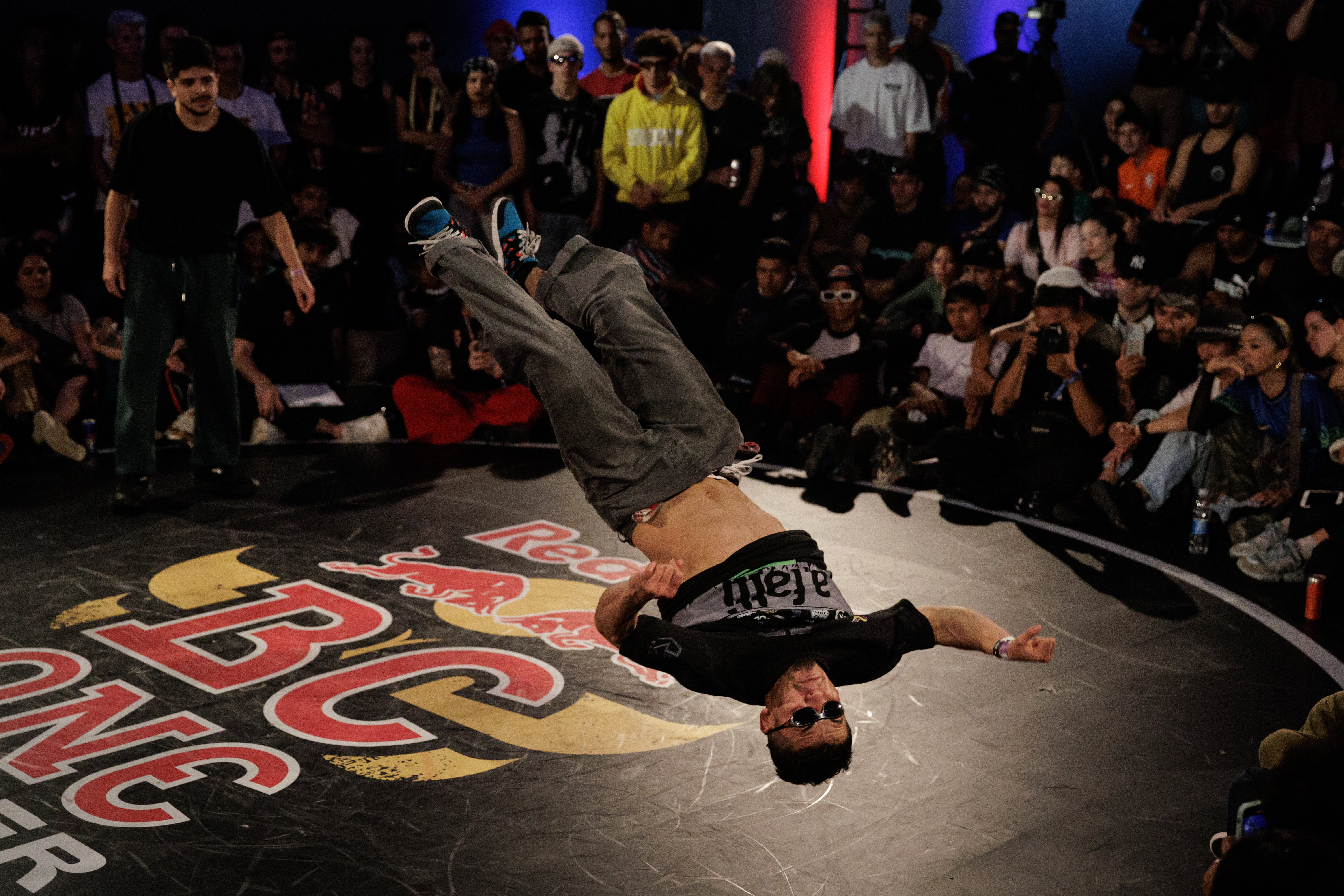 AME5006. SAO PAULO (BRASIL), 22/07/2023.- El B-boy (break-boy) colombiano Ricky Rules, campeón LATAM entre los países que no tuvieron etapas propias, demuestra su talento durante el Red Bull BC One Camp Brasil, la mayor competición del baile urbano 'breakdance' del mundo, celebrada hoy en el Memorial da América Latina en São Paulo (Brasil). EFE/ Isaac Fontana