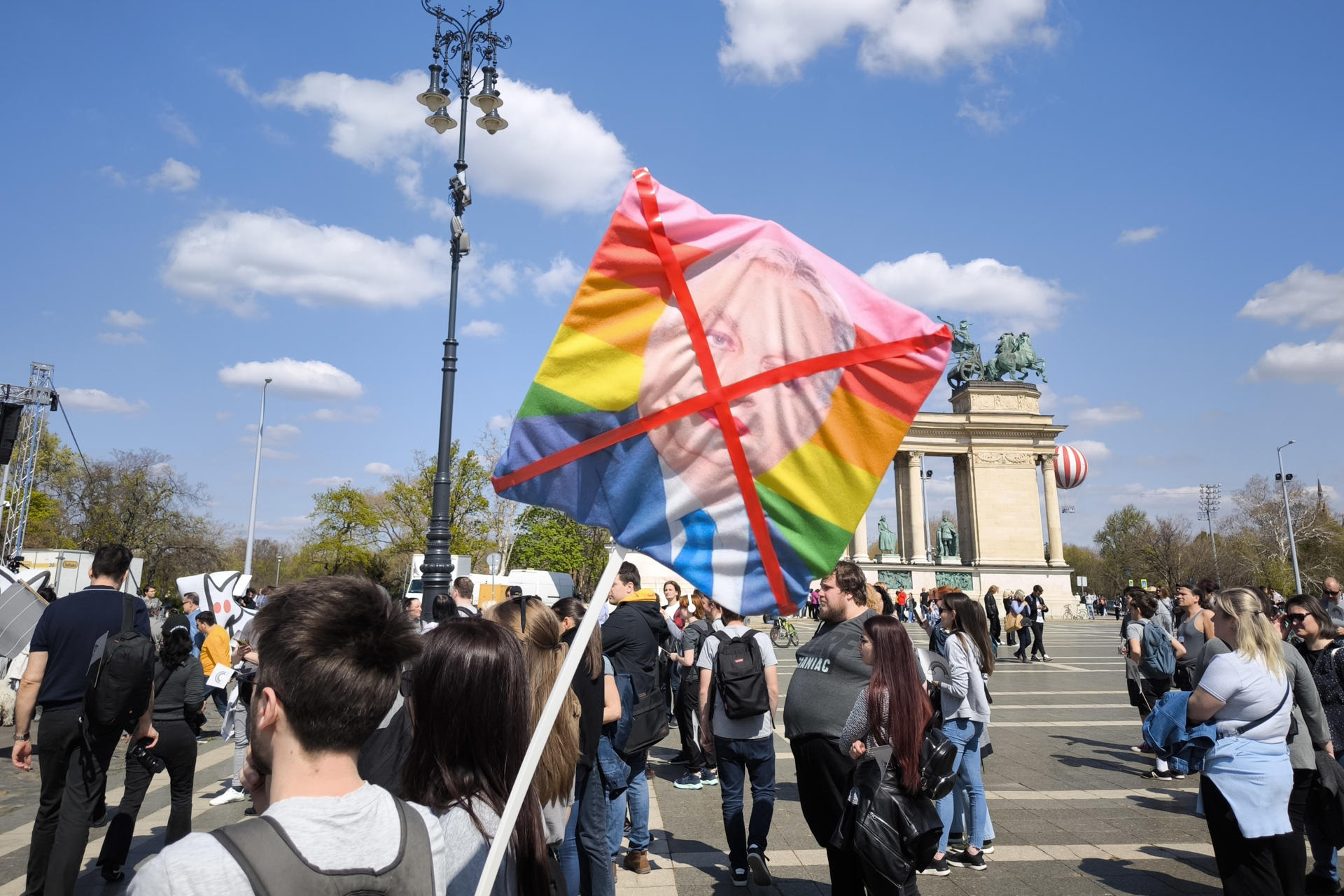 Orbán prohíbe la bandera arcoíris en los edificios públicos de Hungría