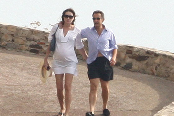 Carla Bruni luce su embarazo en la Costa azul