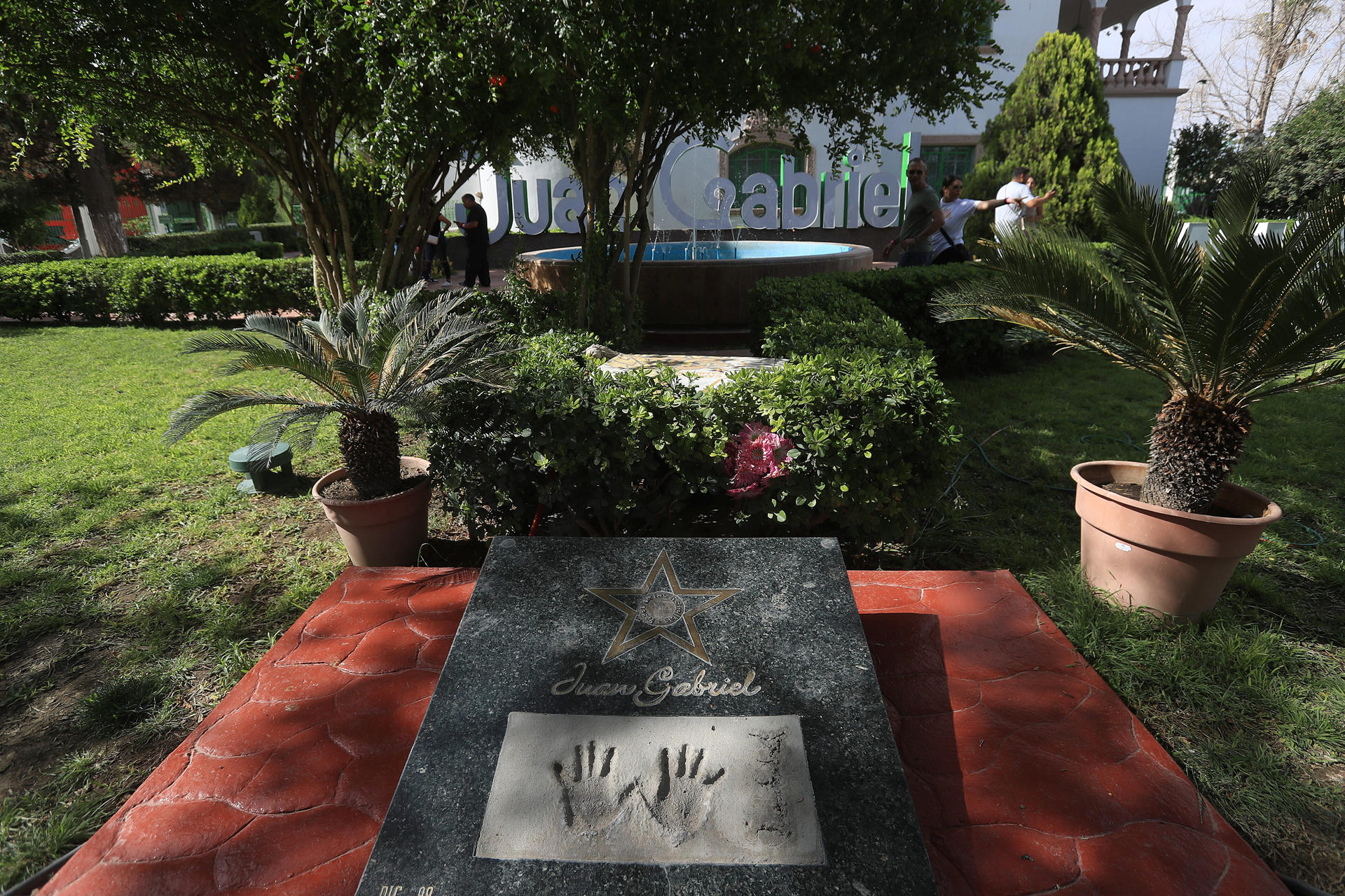 MEX3112. CIUDAD JUÁREZ (MÉXICO), 24/05/2025.- Fotografía de un monumento con las manos del cantautor mexicano Juan Gabriel este sábado, en Ciudad Juárez, Chihuahua (México). La casa de Juan Gabriel, convertida en museo hace nueve meses, se ha consolidado como uno de los principales atractivos turísticos y culturales de la fronteriza Ciudad Juárez, al recibir a más de 20.000 visitantes nacionales y extranjeros. EFE/ Luis Torres