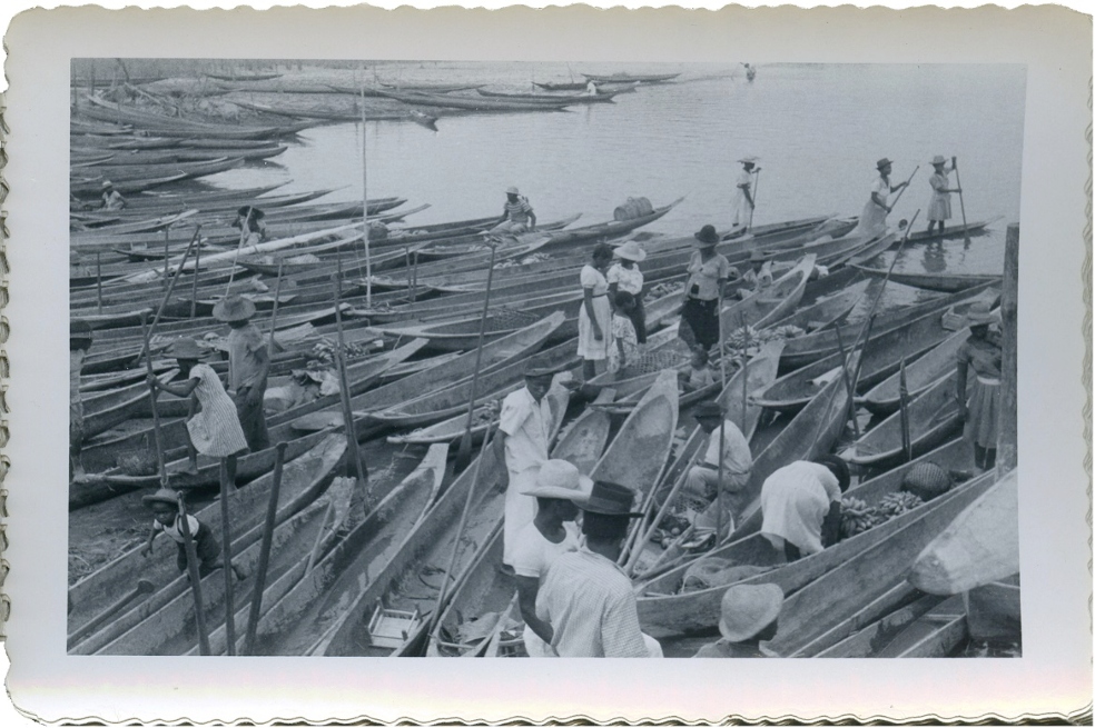 Habitantes de Buenaventura reunidos en sus canoas (1950-1954).