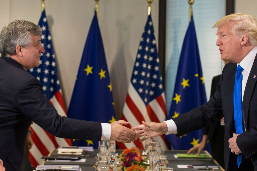 El presidente estadounidense, Donald Trump, estrecha la mano con el presidente del Parlamento Europeo, Antonio Tajani. /AFP