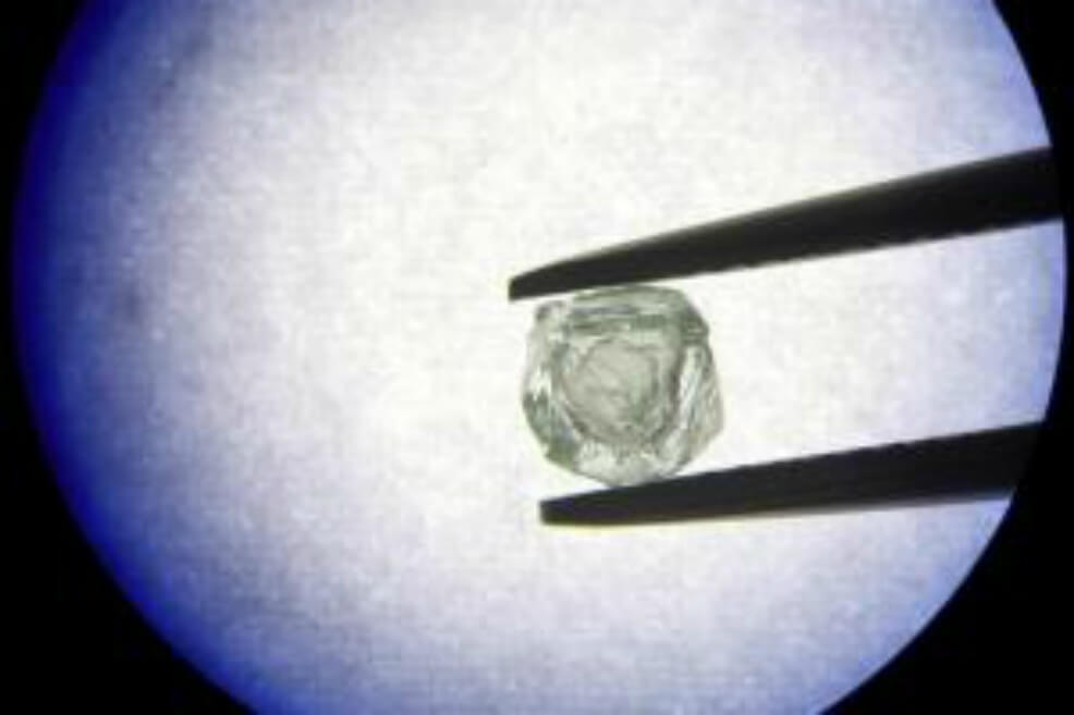 Fotografía facilitada por la empresa estatal rusa Alrosa de un diamante único que guarda otro en su interior, extraído de una mina en Siberia. / EFE