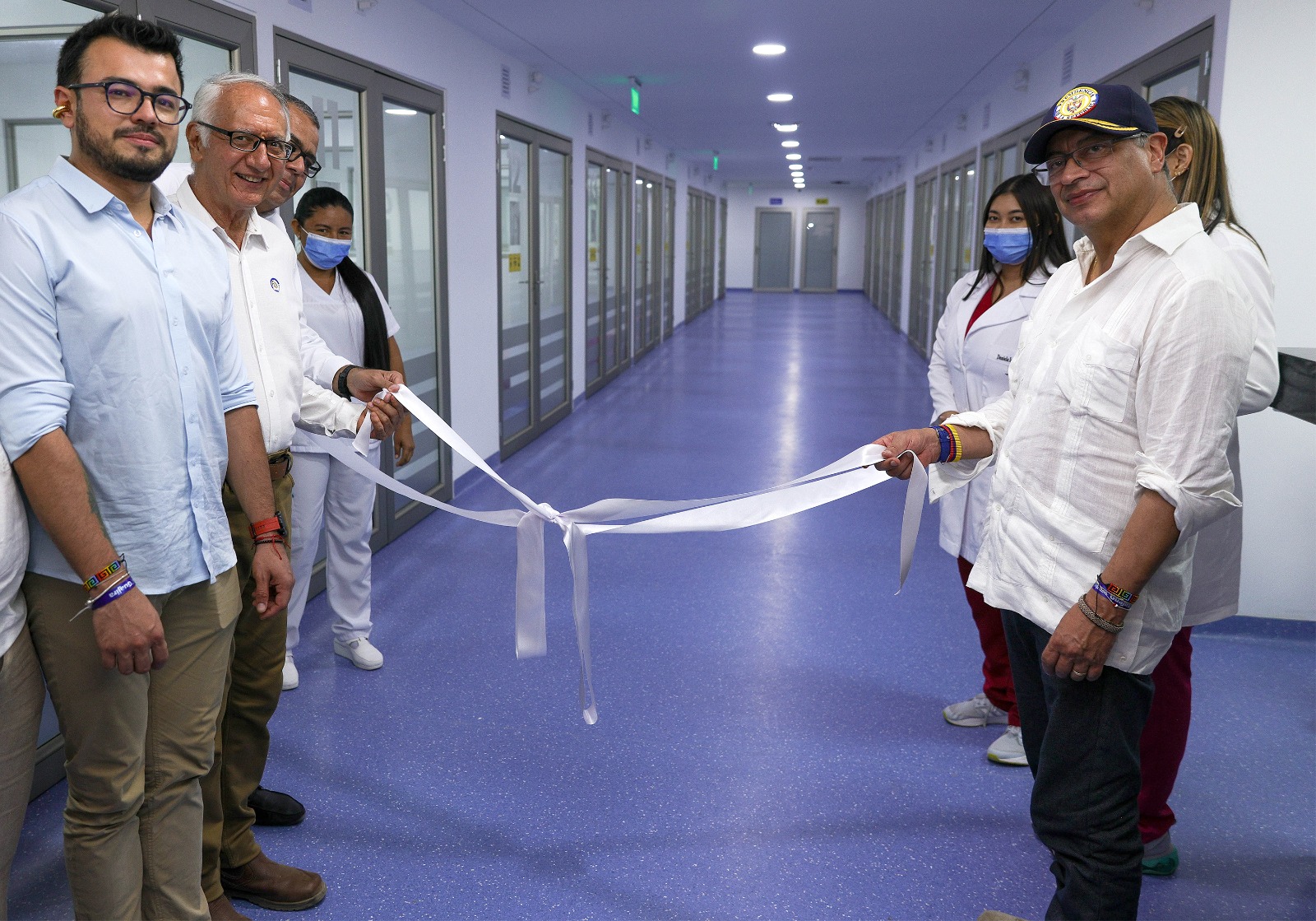 El presidente Gustavo Petro, el superintendente nacional de Salud, Luis Carlos Leal, y el ministro de Salud, Guillermo Alfonso Jaramillo, en el Hospital San José de Maicao el pasado 4 de mayo. /Presidencia