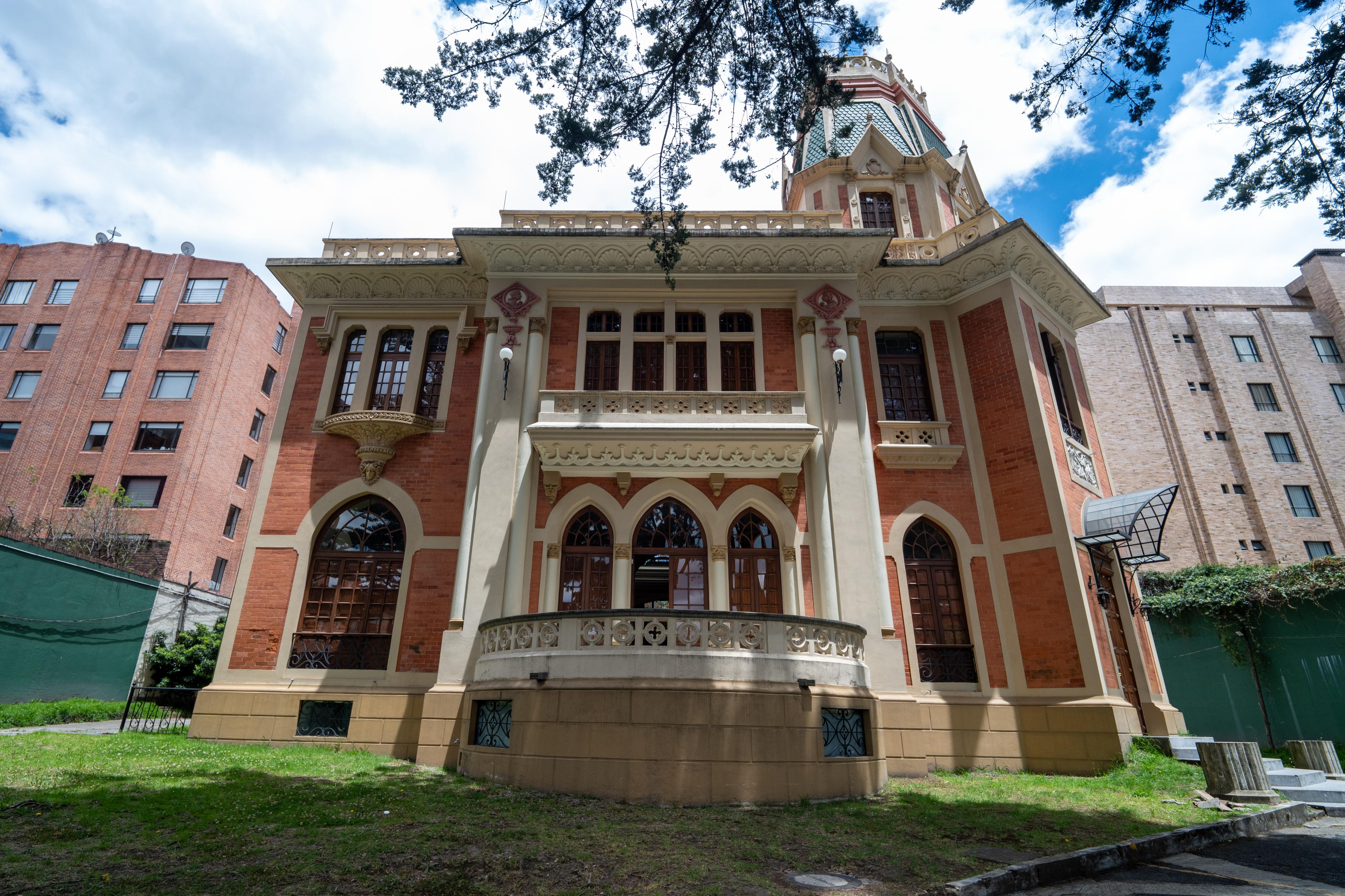 La casona Villa Adelaida se encuentra ubicada en la carrera 7 #70#40.