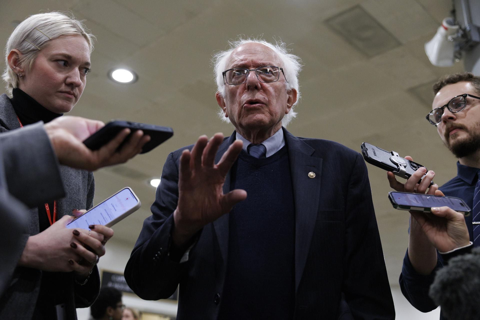 WASHINGTON (United States), 29/01/2026.- US Senator Bernie Sanders speaks to journalists at the US Capitol, Washington, DC, USA, 29 January 2026. The US Senate is working to resolve a dispute over funding for immigration enforcement and avoid a looming partial government shutdown. EFE/EPA/WILL OLIVER
