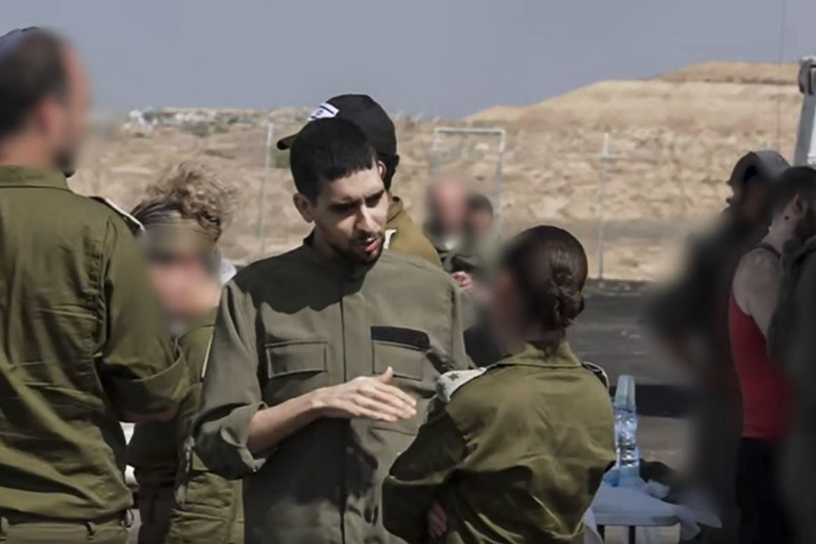 JERUSALÉN, 13/10/2025.- Captura de un video facilitado por el Ejército de Israel, de Evyatar David, el rehén al que Hamás mostró en un vídeo en verano completamente esquelético, con representantes de las Fuerzas de Defensa de Israel, en Jerusalén este lunes. El Ejército de Israel confirmó que los últimos 13 rehenes que quedaban con vida en Gaza están ya en manos de la Cruz Roja, que los conducirá a Israel, informa un comunicado castrense. EFE/Ejército de Israel SOLO USO EDITORIAL/SOLO DISPONIBLE PARA ILUSTRAR LA NOTICIA QUE ACOMPAÑA (CRÉDITO OBLIGATORIO)
