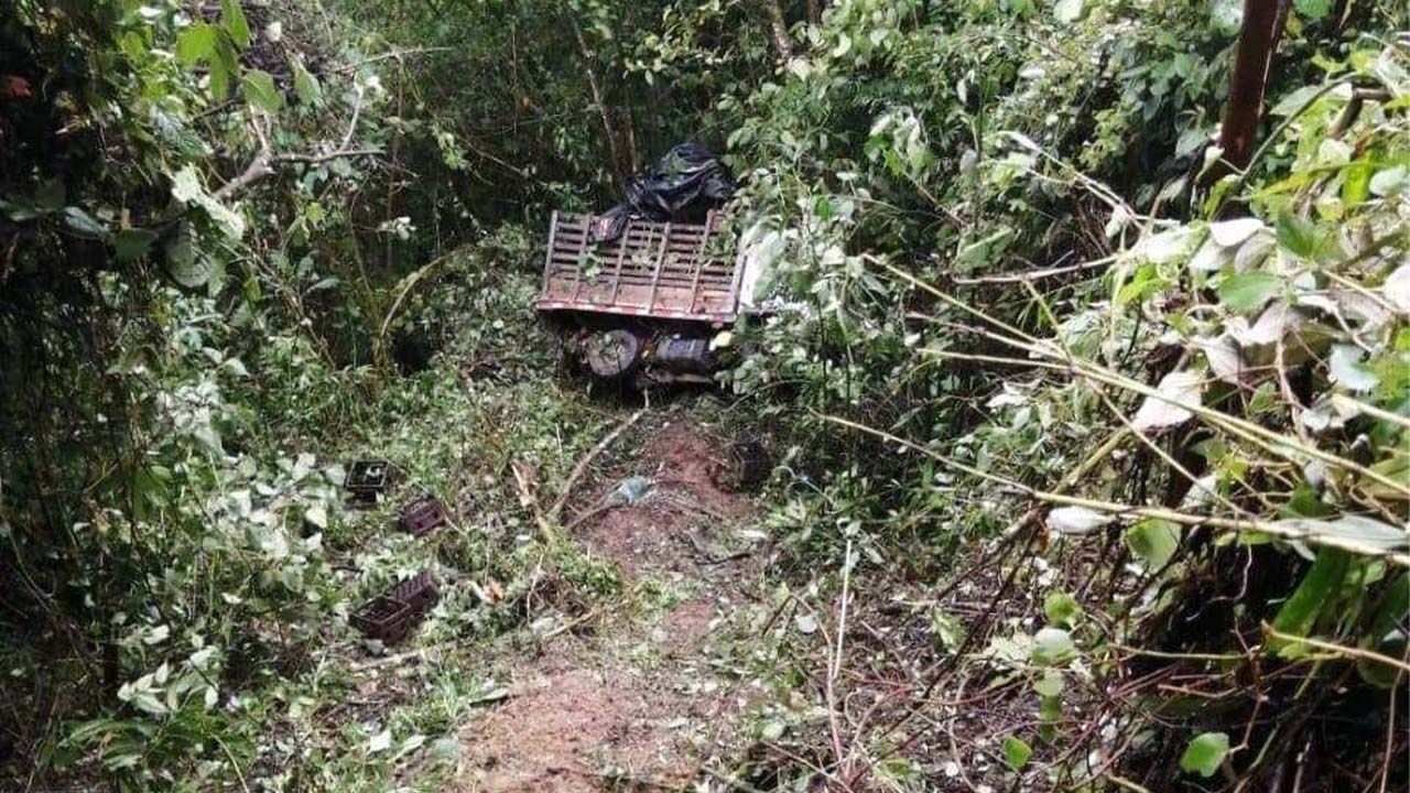 Camión de cerveza cayó en abismo y dejó tres personas heridas, en Antioquia