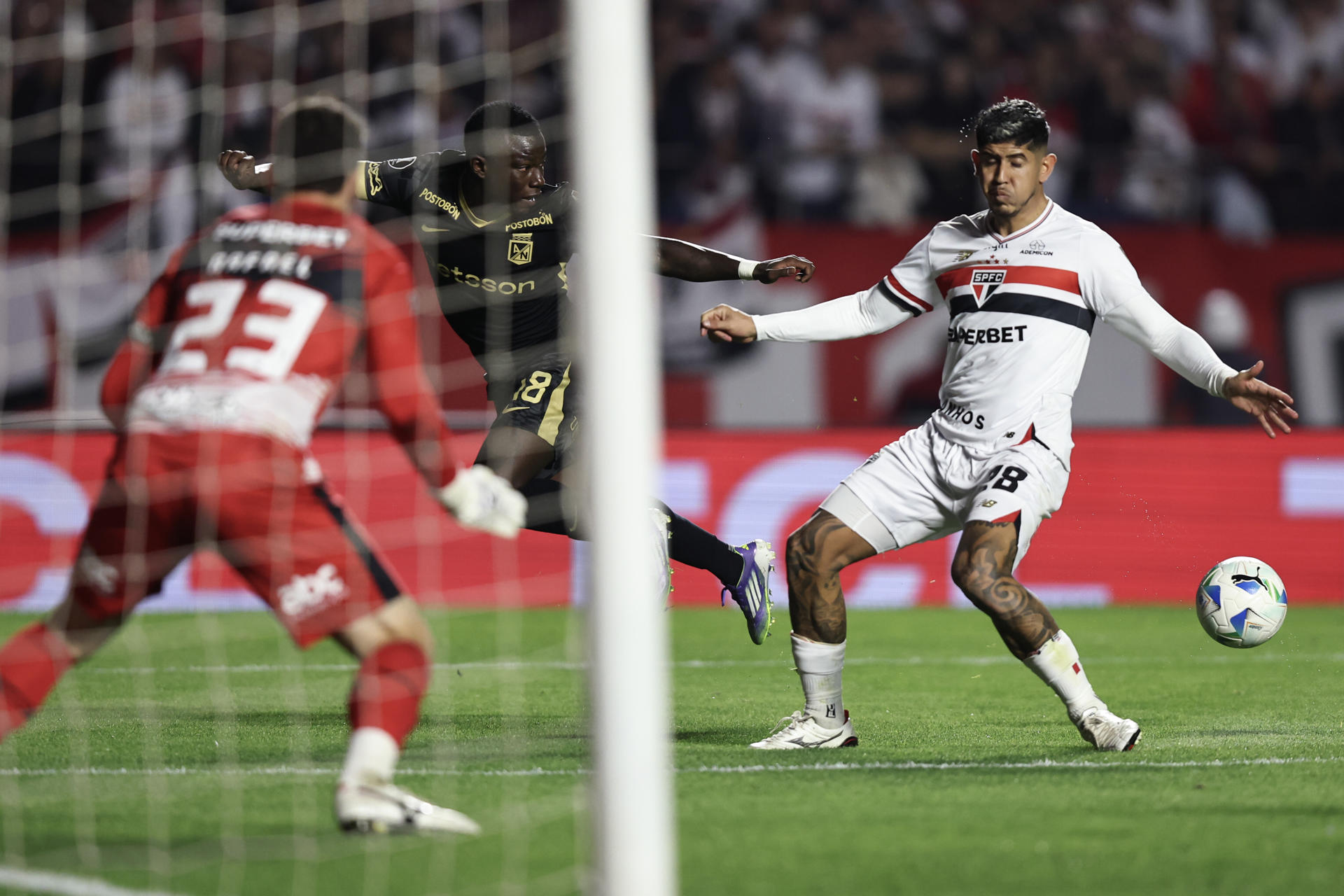 AME1809. SAO PAULO (BRASIL), 19/08/2025.- Alan Franco (d) de Sao Paulo disputa el balón con Marino Hinestroza de Nacional este martes, en un partido de los octavos de final de la Copa Libertadores entre Sao Paulo y Atlético Nacional en el estadio Morumbi en Sao Paulo (Brasil). EFE/ Isaac Fontana