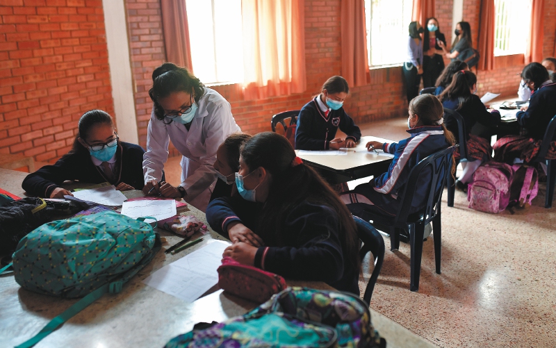 Las mujeres representan el 65 % de los docentes de Colombia