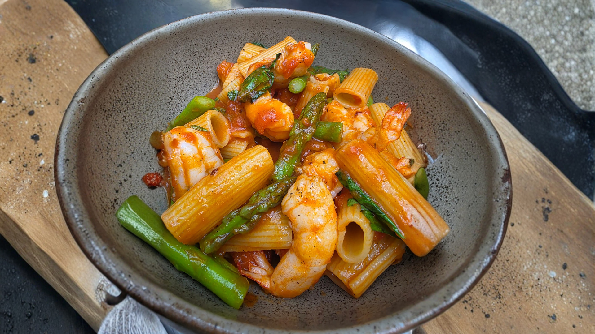Receta para preparar rigatoni de langostinos y espárragos
