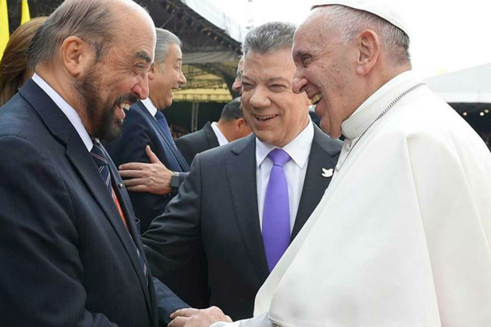 El embajador Guillermo León Escobar y el presidente Juan Manuel Santos, el día que recibieron al papa Francisco en Bogotá, el pasado 6 de septiembre. / Cortesía Presidencia de la República
