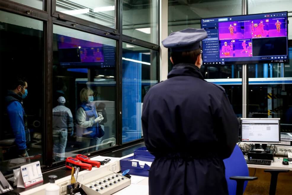 Foto tomada y entregada por la oficina de prensa de Fiat Chrysler Automobiles (FCA) el 27 de abril de 2020, muestra a un agente de seguridad durante el escaneo de la temperatura corporal de los empleados a su llegada para el turno de las 6 de la mañana.  / AFP