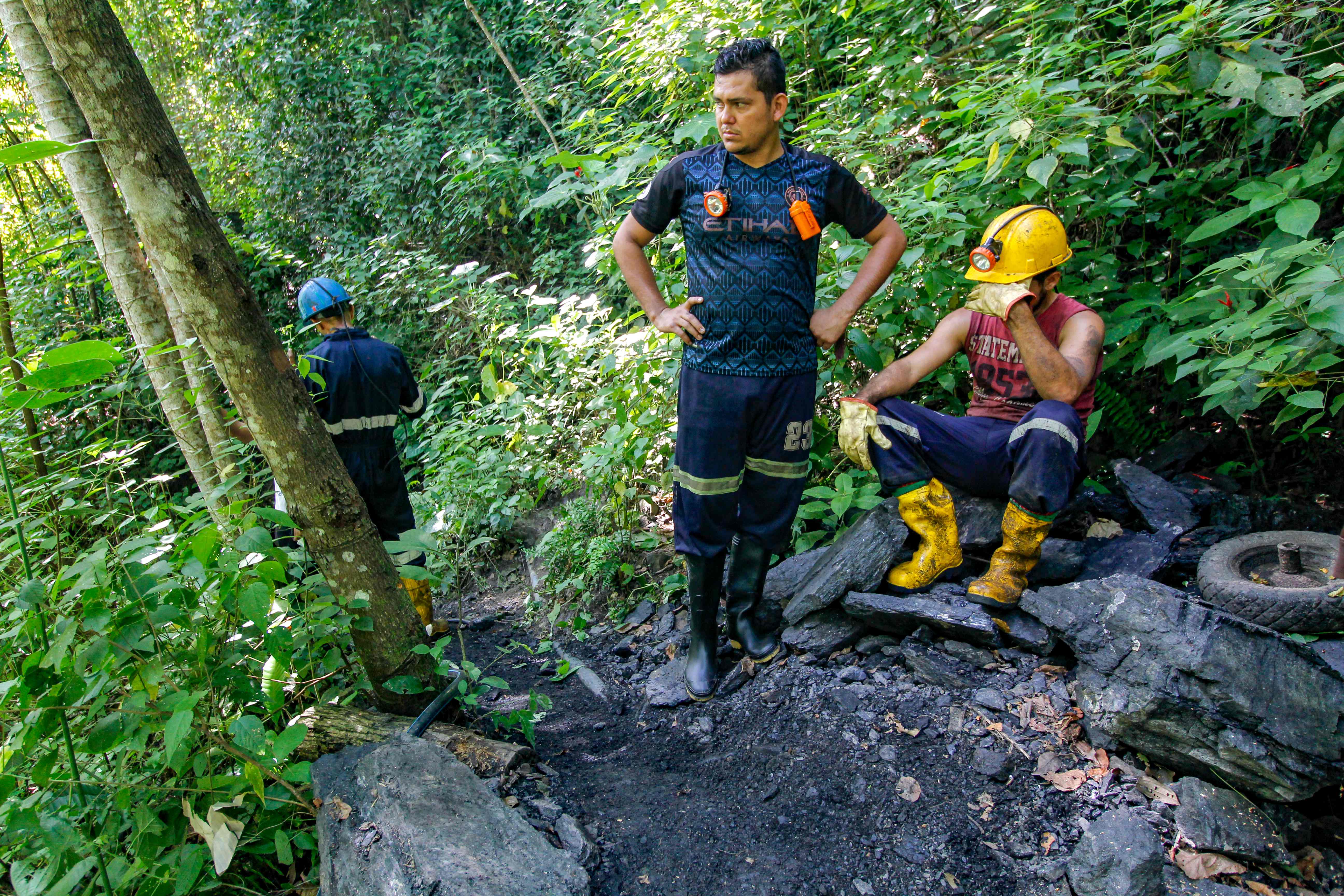 Los mineros esperan afuera de la mina de carbón mientras los rescatistas trabajan para salvar a los 13 mineros que aún están atrapados bajo tierra en el municipio colombiano de Zulia, departamento de Norte de Santander, en la frontera con Venezuela.