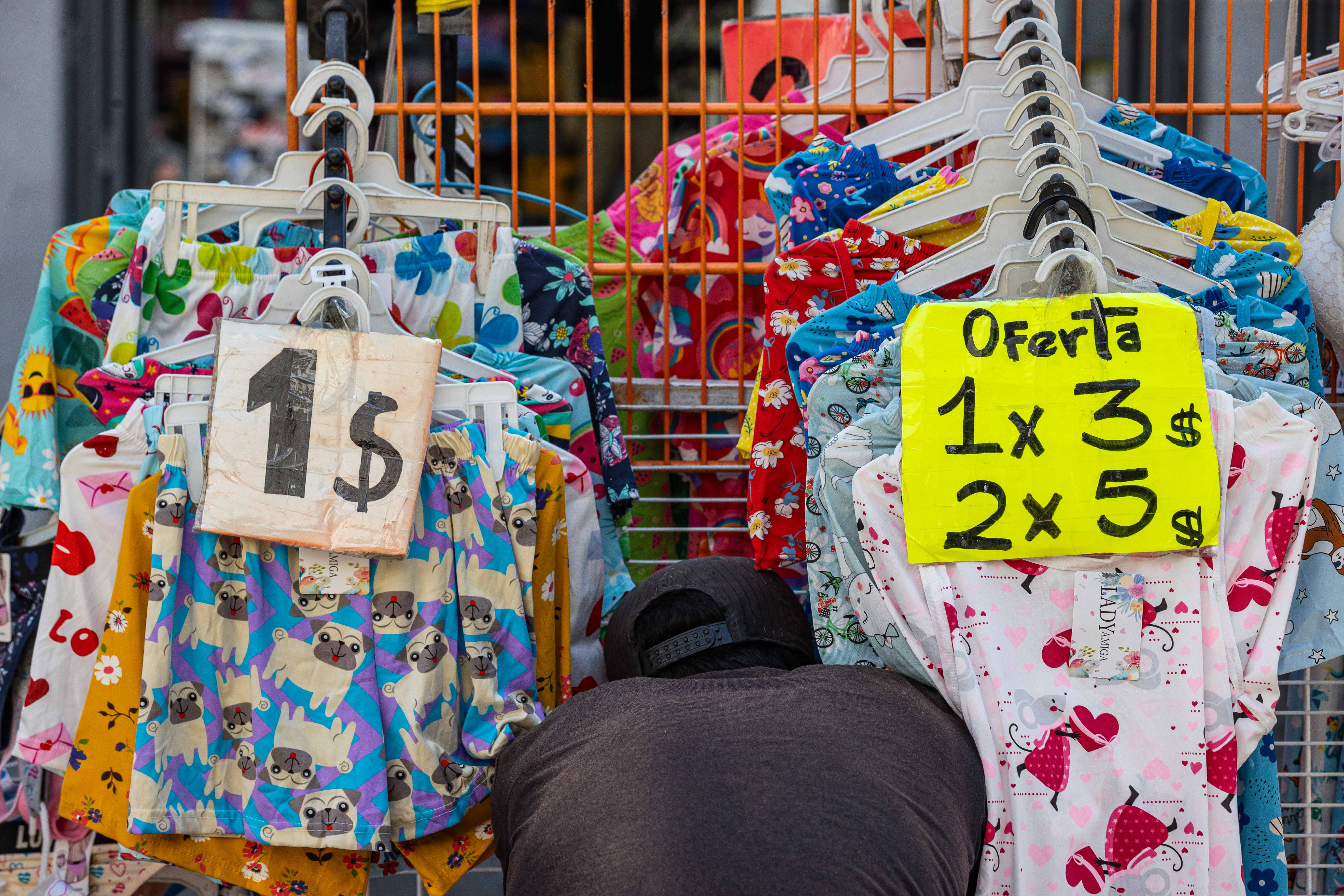 Cementerios de ropa: el costo que está dejando el “fast fashion” en América Latina